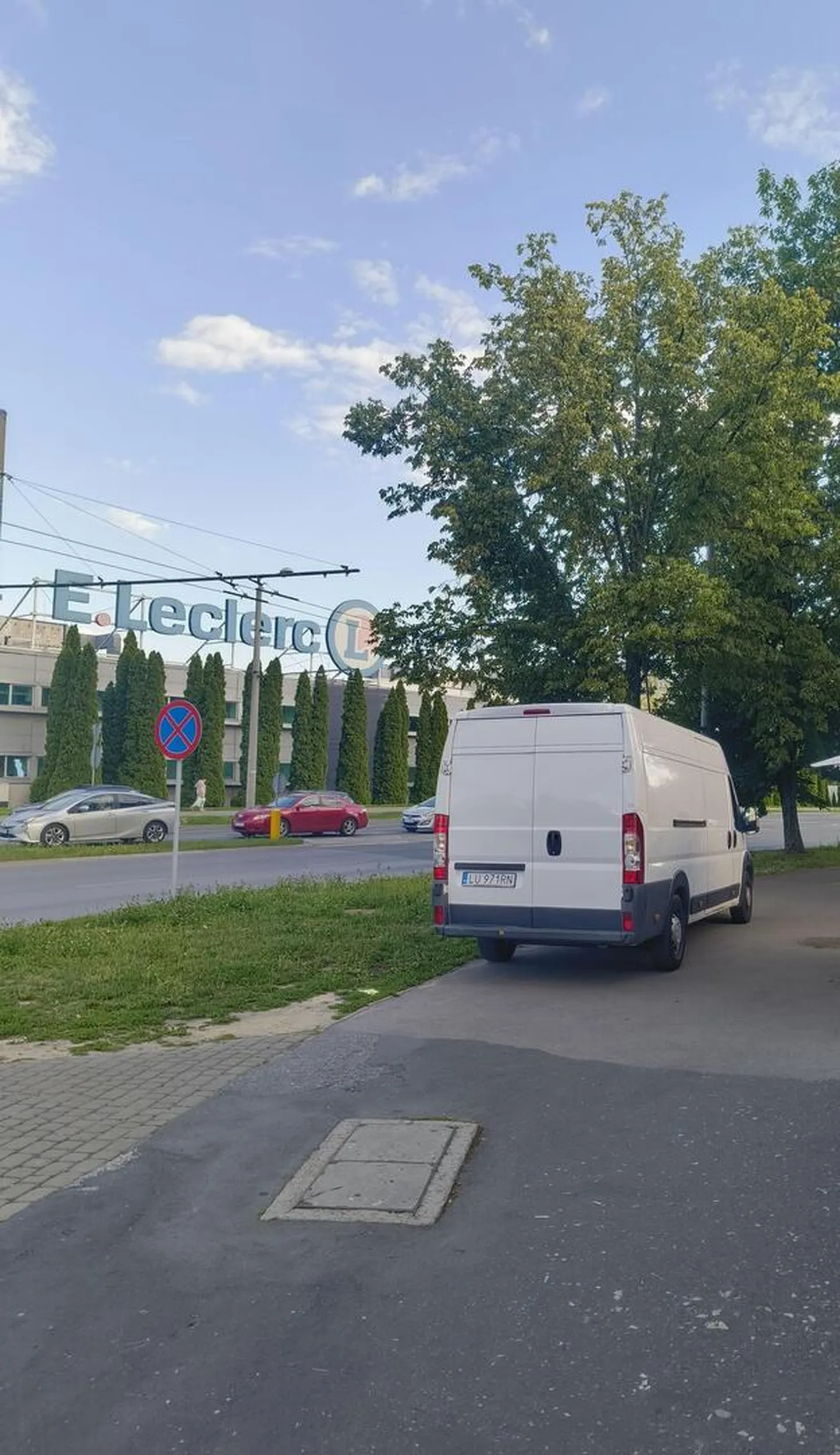 Kierowca parkuje na chodniku na awaryjnych co uniemożliwia przejście swobodnie przez chodnik.