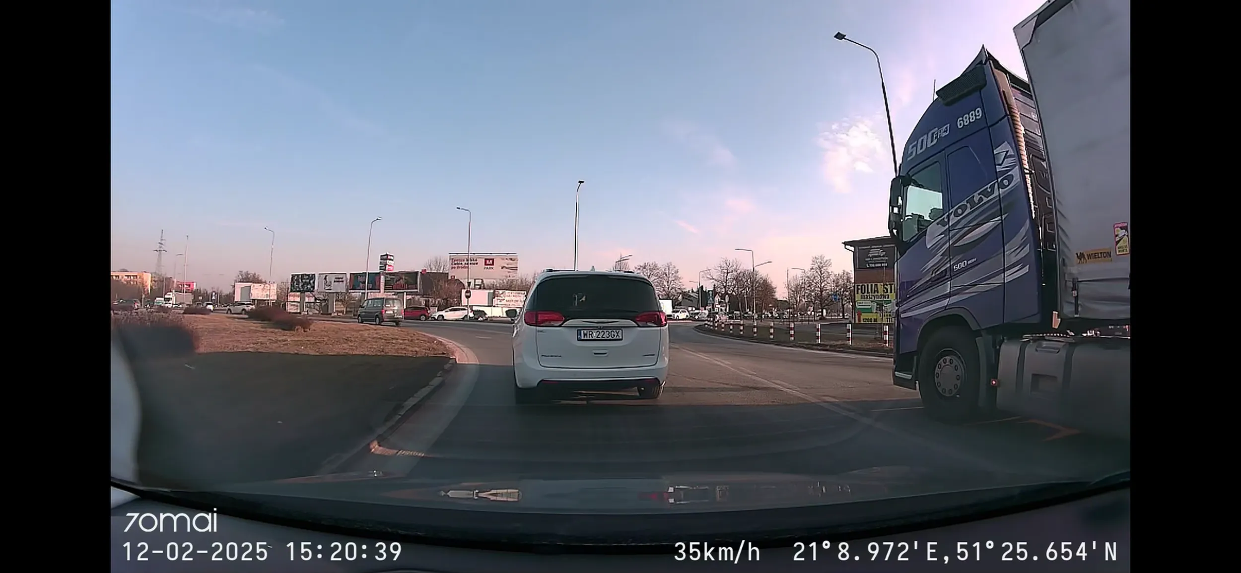 Nie pozdrawiam kierowcy. Brak jakiegokolwiek zwracania uwagi na innych uczestników ruchu drogowego i wymuszenie.