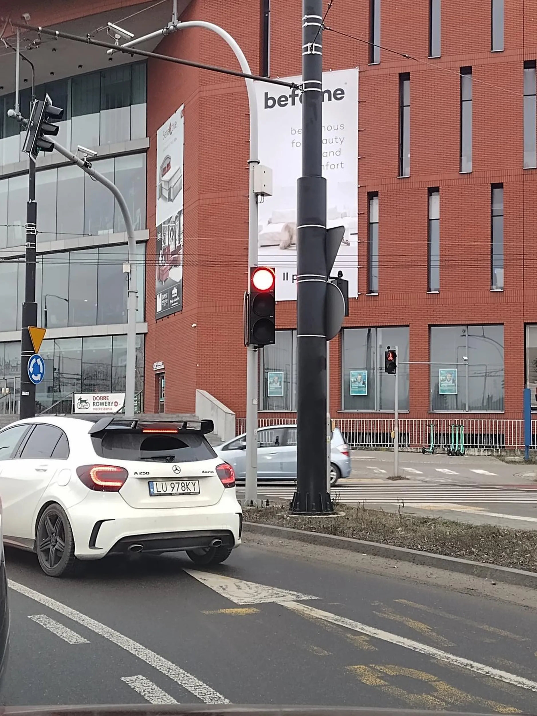 Przejechał rondo na czerwonym a potem dumnie wjechał na bus pas.?