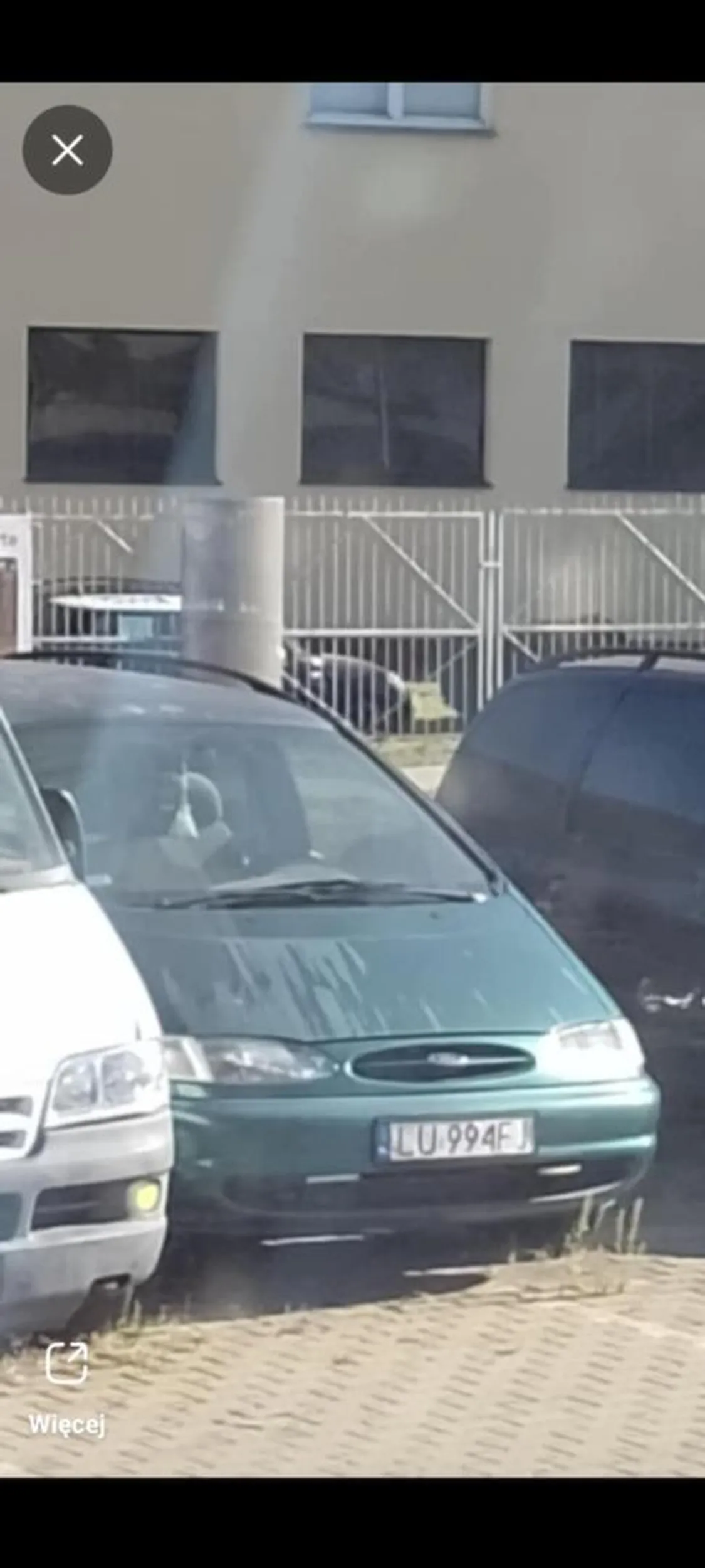 Stoi pod biedronką 2 lata...