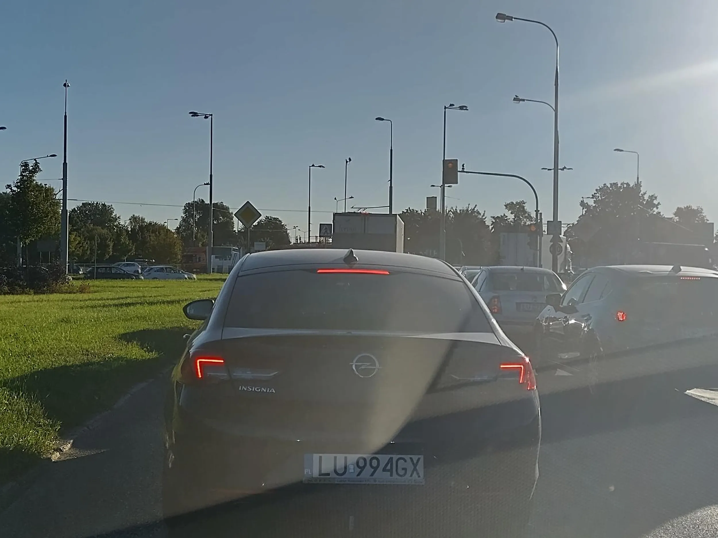 Chłopie, po co pijesz tego grata jak tylko siwy dym zostawiasz! Samochody spalinowe jeżdżą na benzynie a nie na oleju silnikowym!!!! Zrób remont albo zezłomój!!!!?