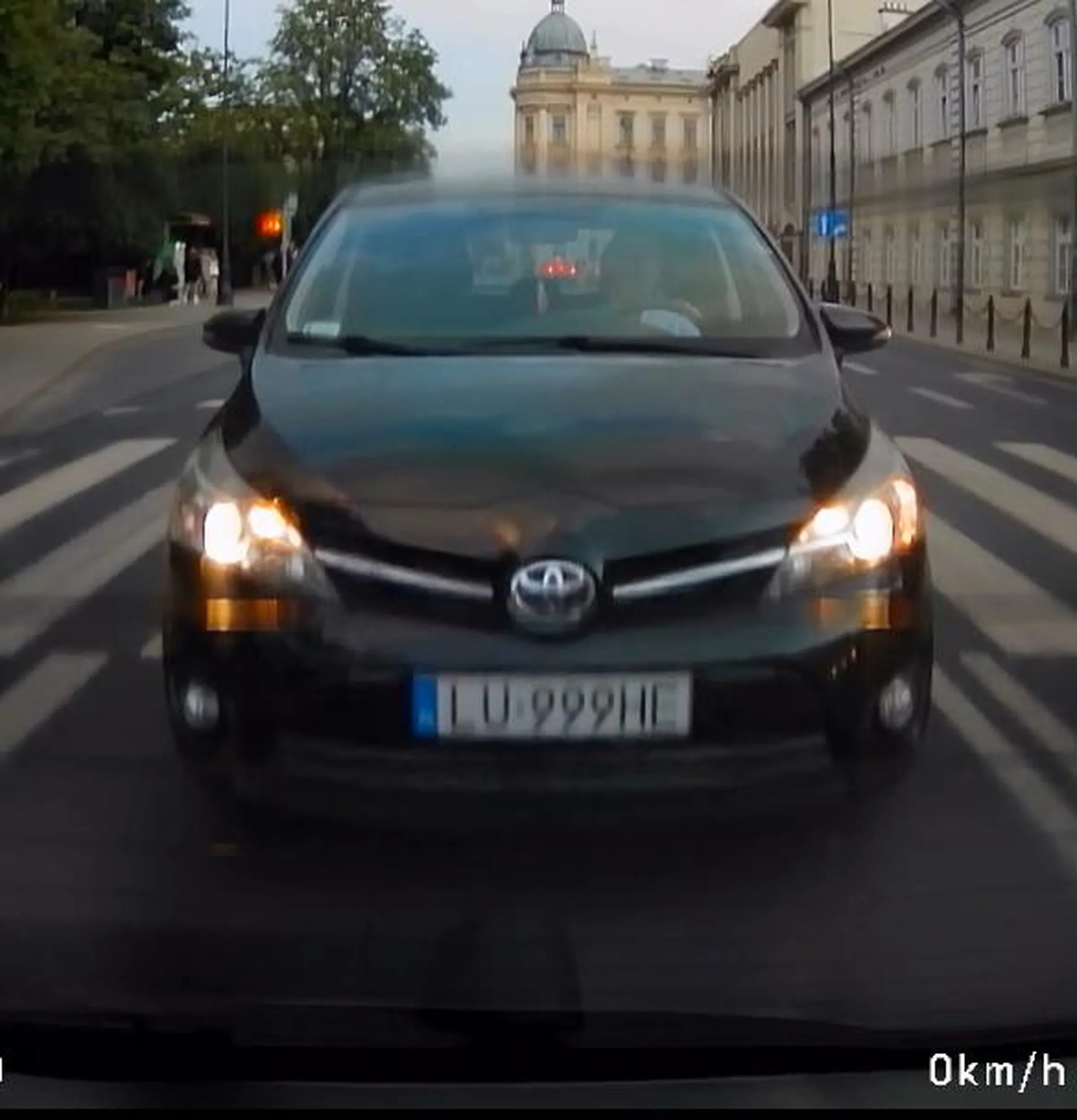 Ustępuje pierwszeństwa przy lewoskręcie a facet mnie pogania klaksonem mimo że nie ma gdzie skręcić. Wsadź sobie ten klakson w 4 litery ;)