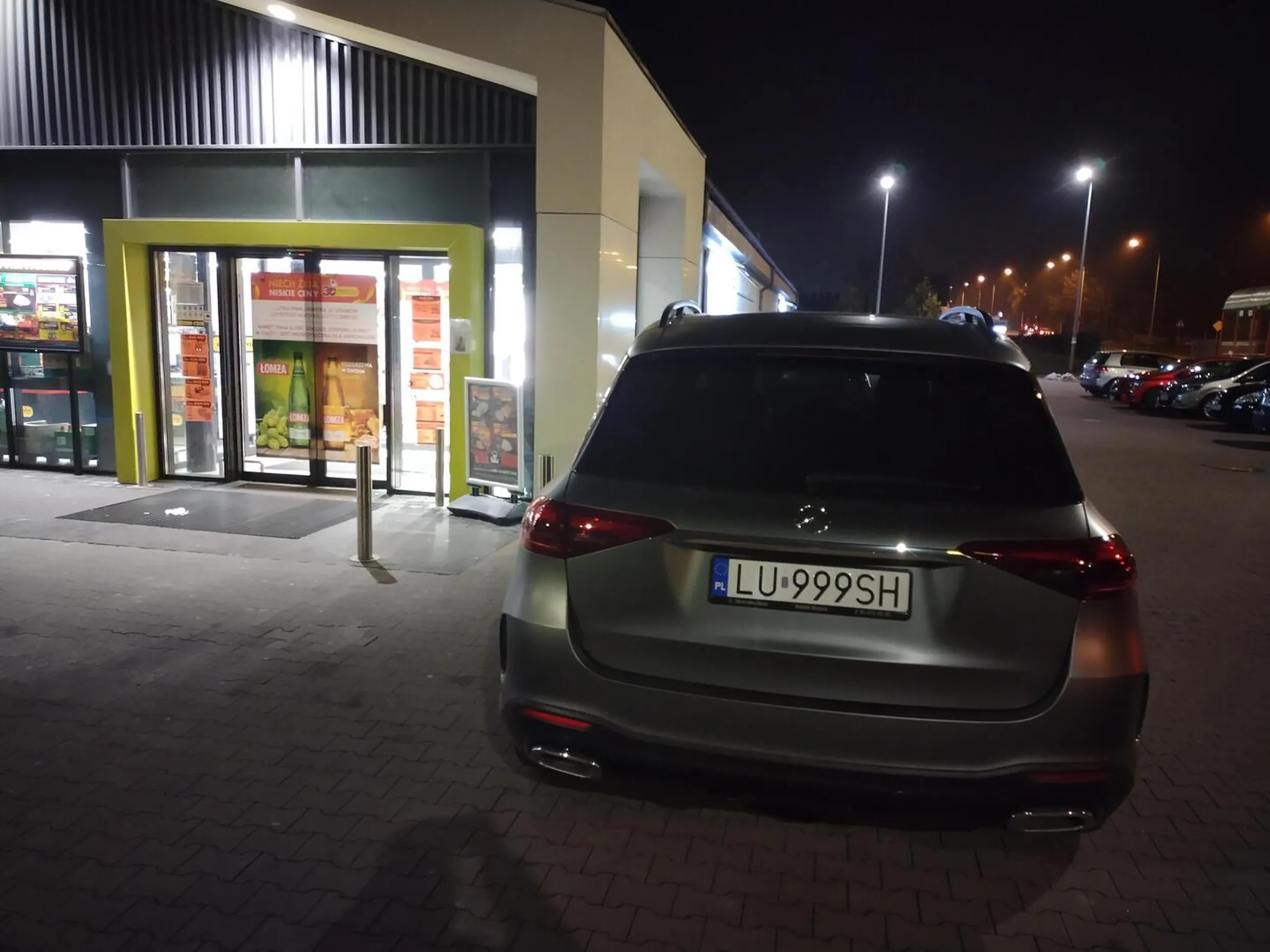 No myślał że jest cwany a nawet nie potrafi zrobić zakupów z samochodu. Tyle miejsc dookoła wolnych ale oczywiście najlepiej zaparkować w wejściu. Co za ameba?