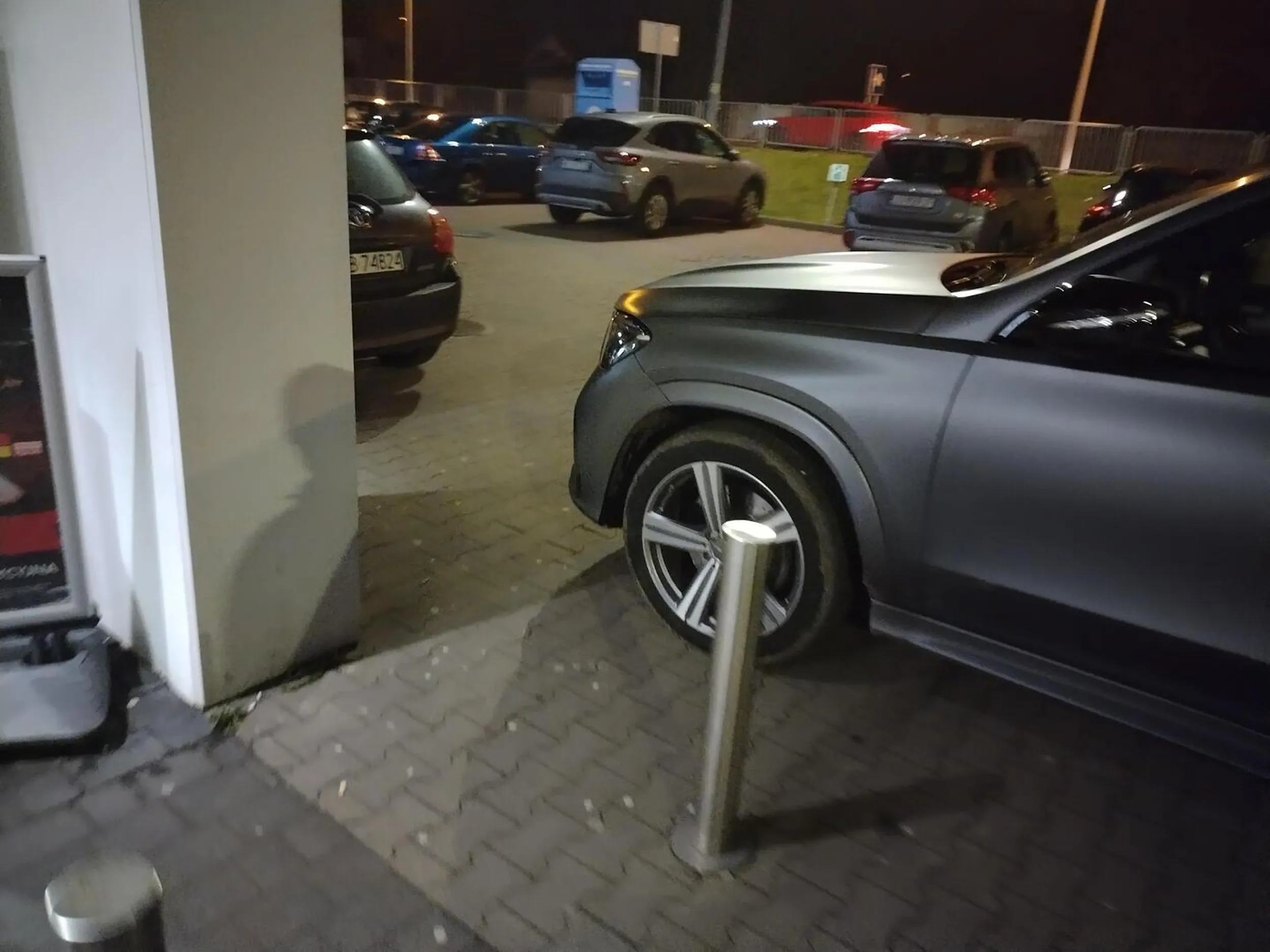 No myślał że jest cwany a nawet nie potrafi zrobić zakupów z samochodu. Tyle miejsc dookoła wolnych ale oczywiście najlepiej zaparkować w wejściu. Co za ameba?