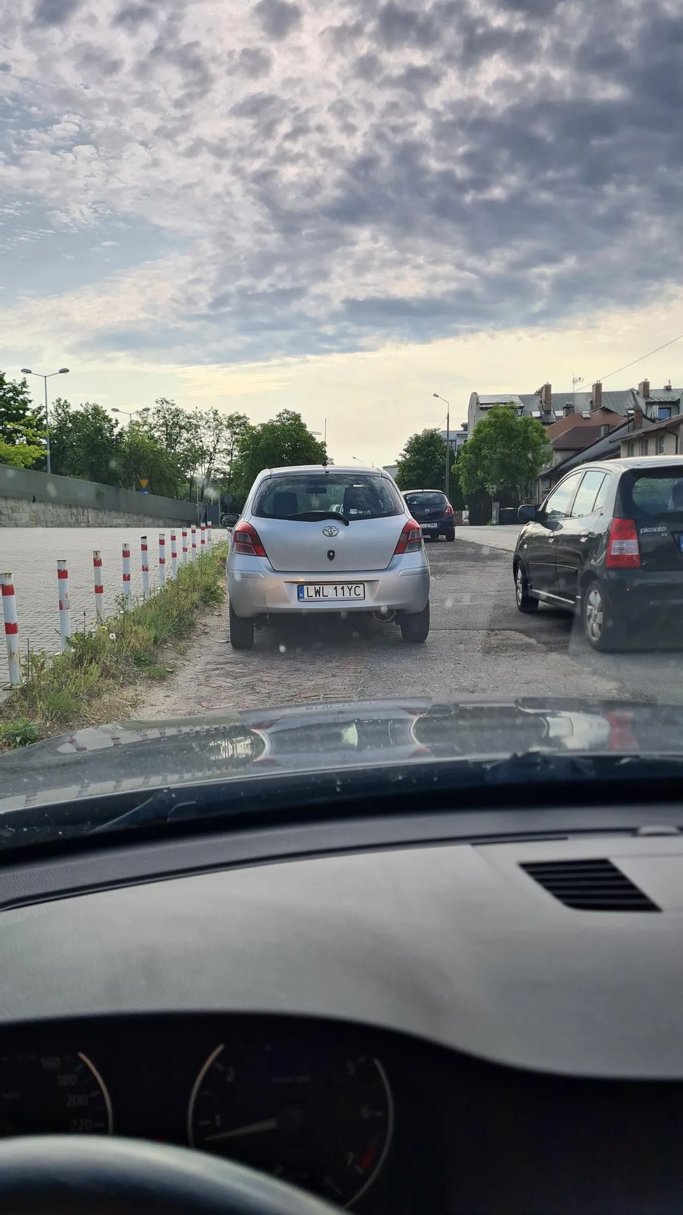 osoba zaparkowała wzdłuż drogi parkingu tym całkowicie blokując dojazd do miejsc parkingowych. Oczywiście za oknem bez numeru telefonu