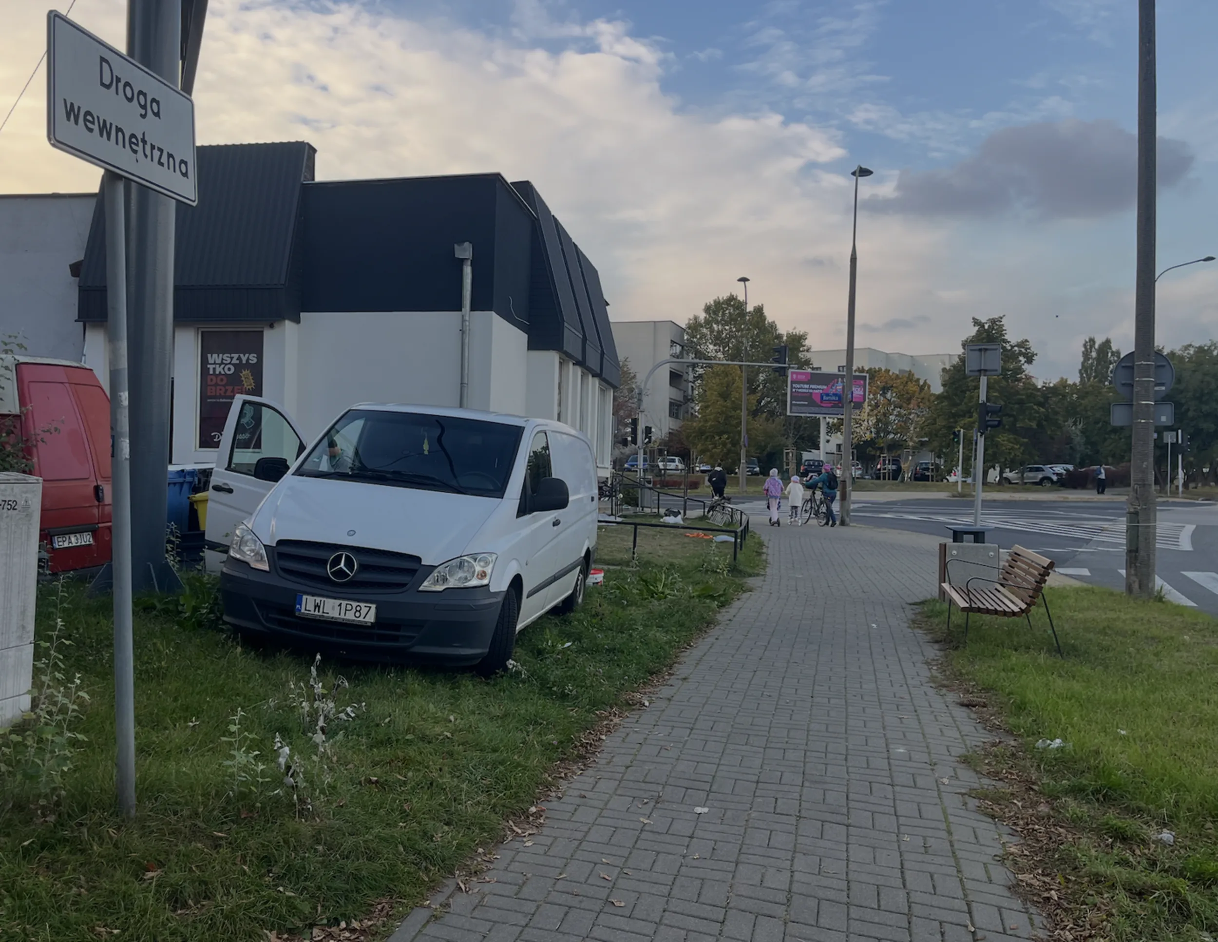 Kierujący prawdopodobnie sypia w kuwecie dla kota, a samochód parkuje na trawniku. Plus jazda wzdłuż po chodniku (1500zł albo bardzo bardzo groźne pouczenie)