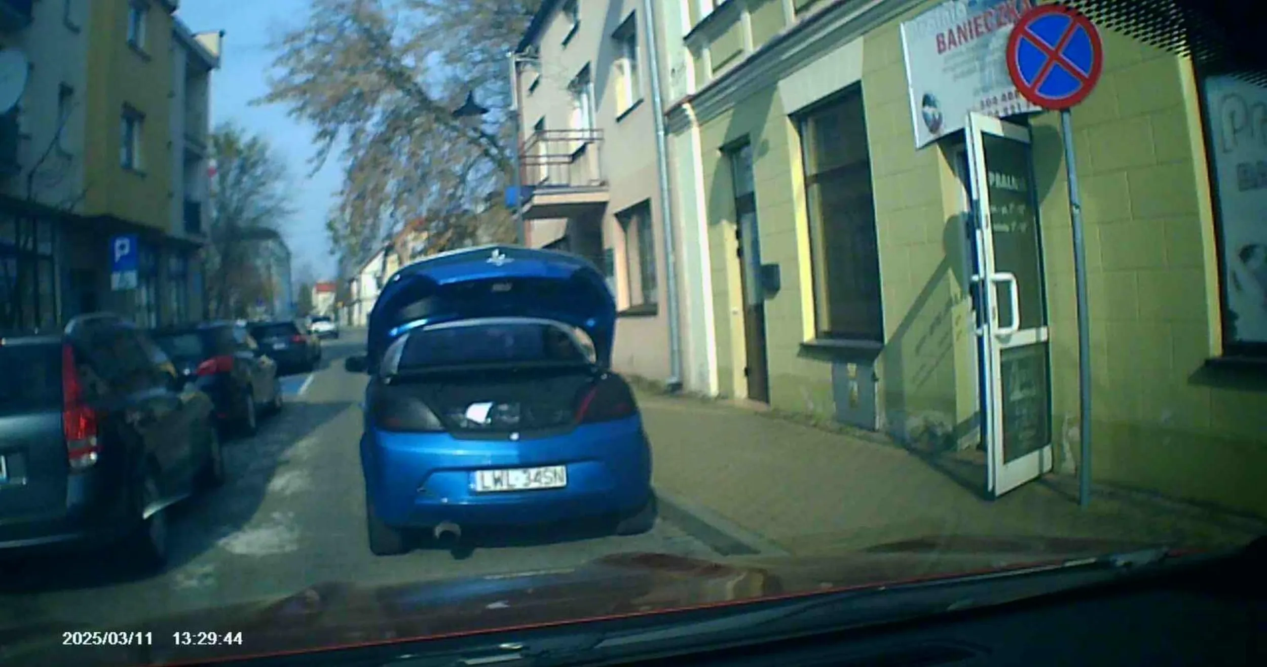 parkowanie na zakazie zatrzymywania i bezczelne blokowanie drogi