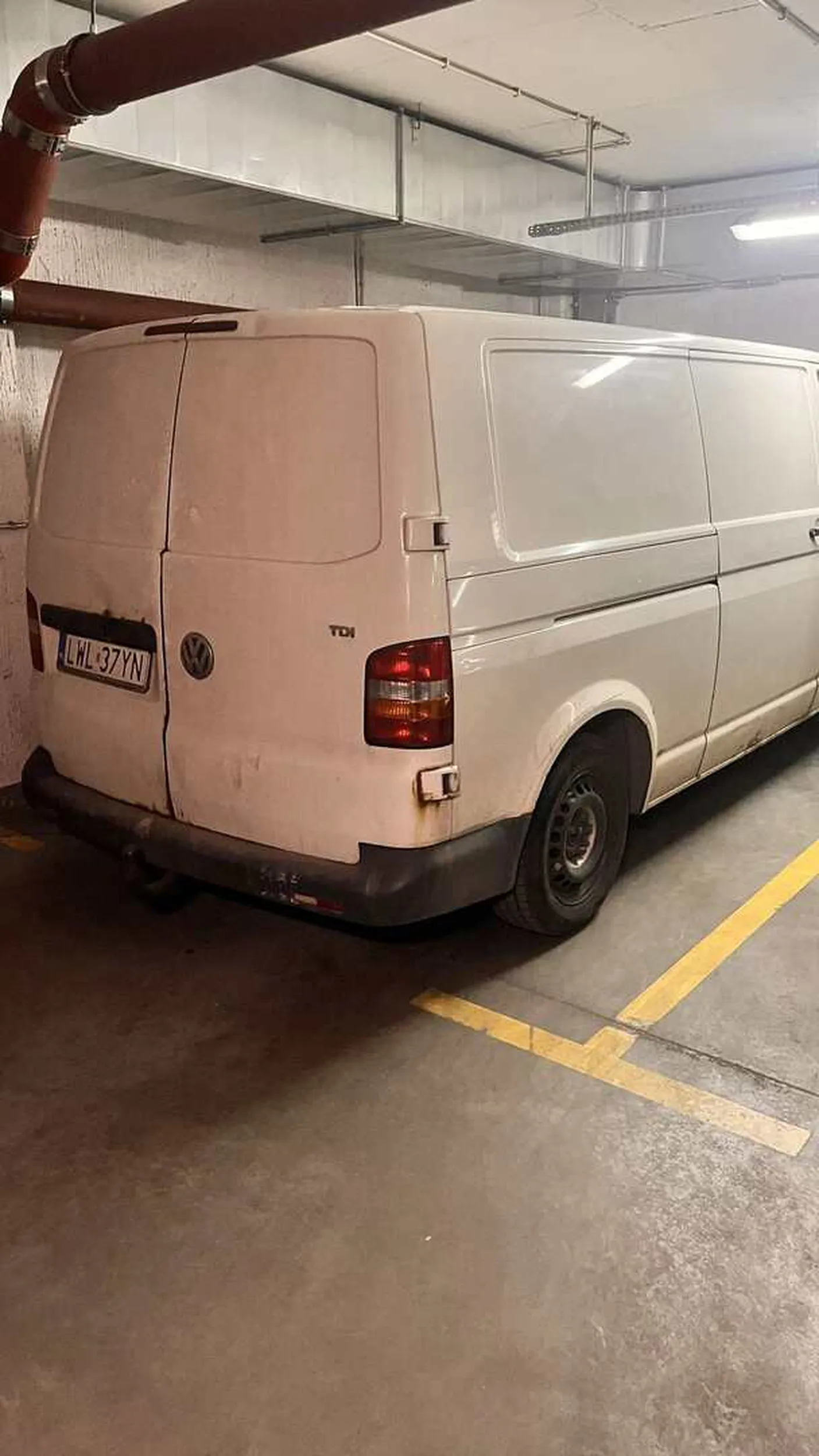 Pojazd wjeżdża do prywatnych garaży podziemnych w Warszawie i parkuje na nieswoich miejscach bez żadnej informacji!