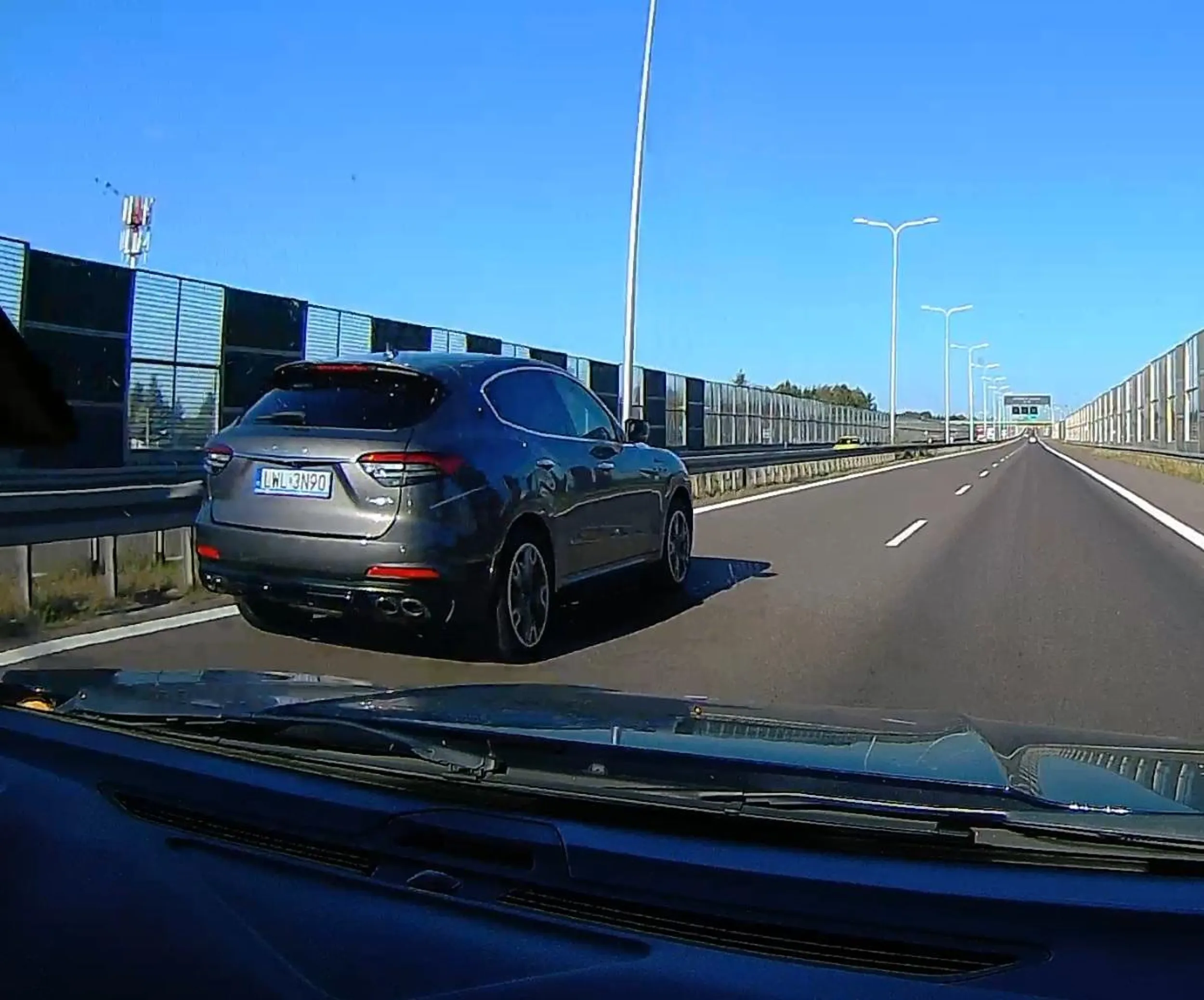 Dla tego dżentelmena 120km/h na drodze ekspresowej to zdecydowanie za mało. On ma potrzebę jechać nie mniej niż 180km/h. Wszyscy z drogi bo panicz jedzie i ma awarię świateł. Jazda z odstępem dosłownie dwóch metrów na zderzaku i miganie światłami drogowymi.