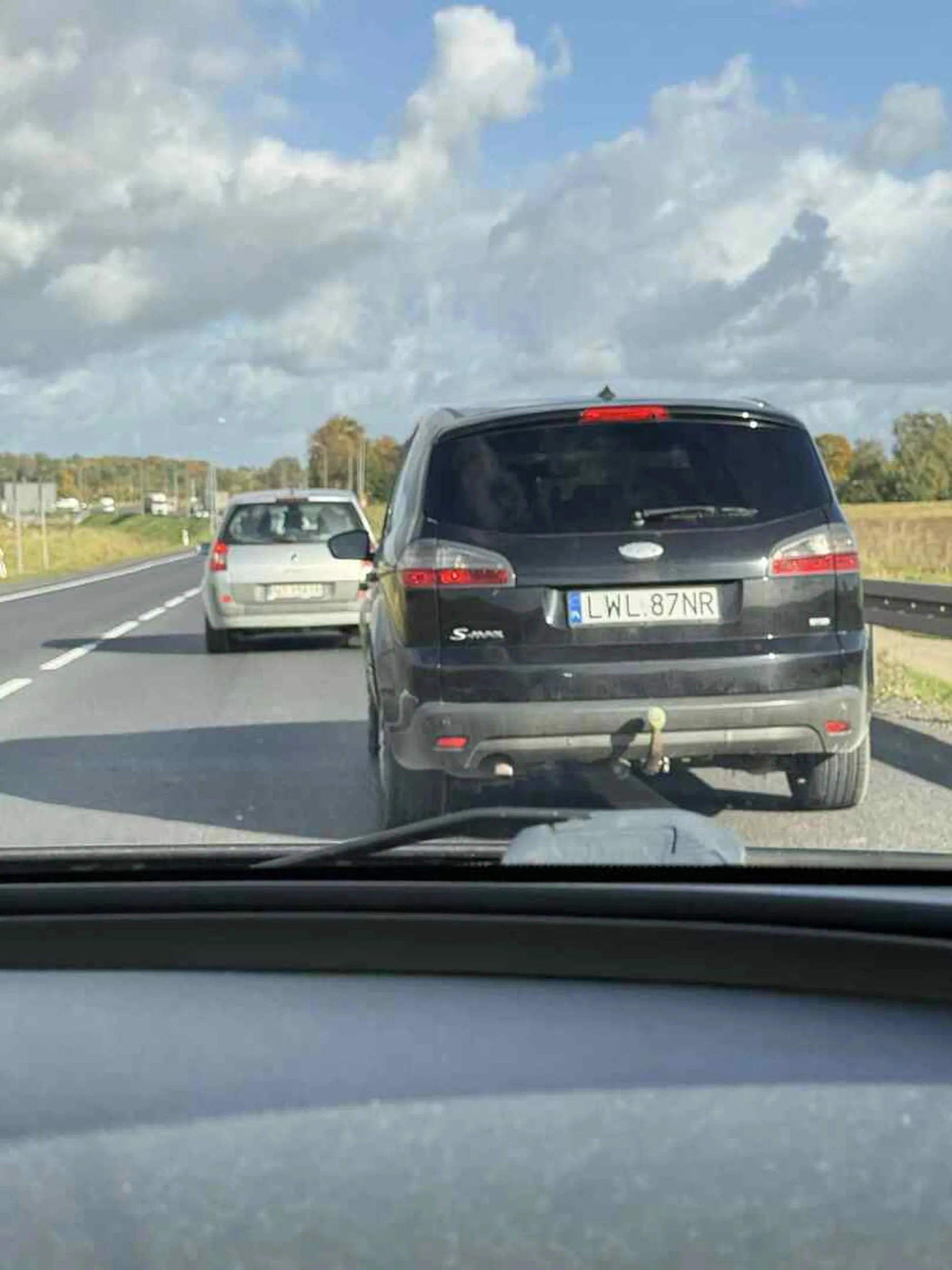 uwaga na tego kierowce wymusza kolizje i dziwnie sie zachowuje na drodze nie mysli że może komuś zrobić krzywdę