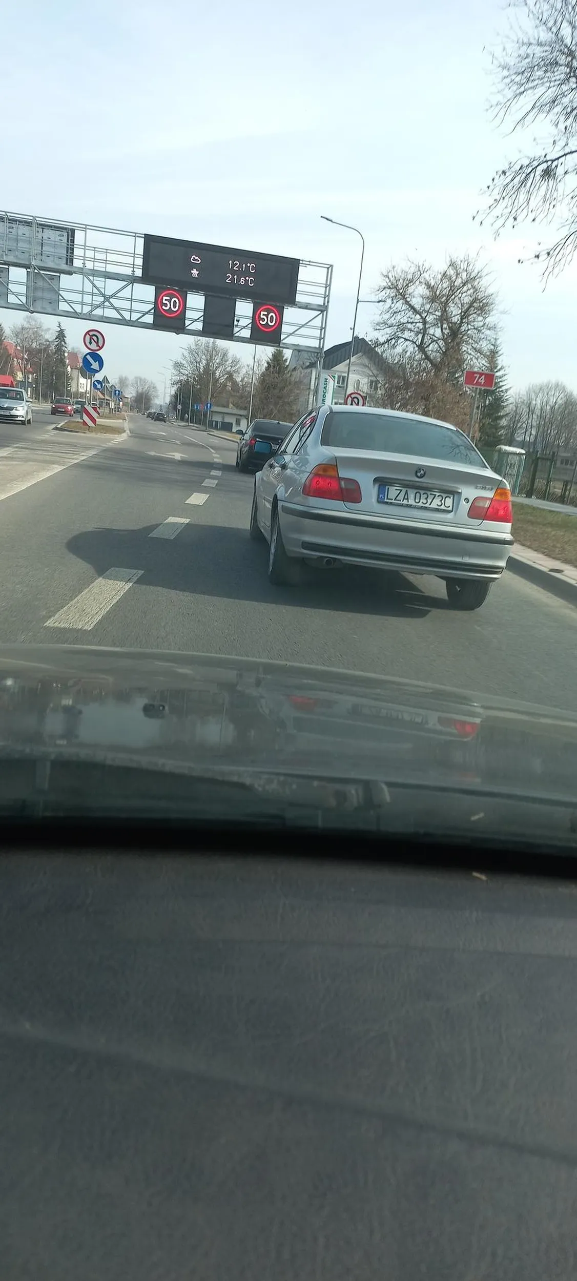 Brawo dla tego bezmózgiego kierowcy bełemki, wyjeżdża z giełdy w Mokrem pali gumę później około Orlenu również a kamienie z pod kół walą po karoseri i szybie samochodu, zastanów się człowieku jak by tak kamień kogoś uderzył w twarz