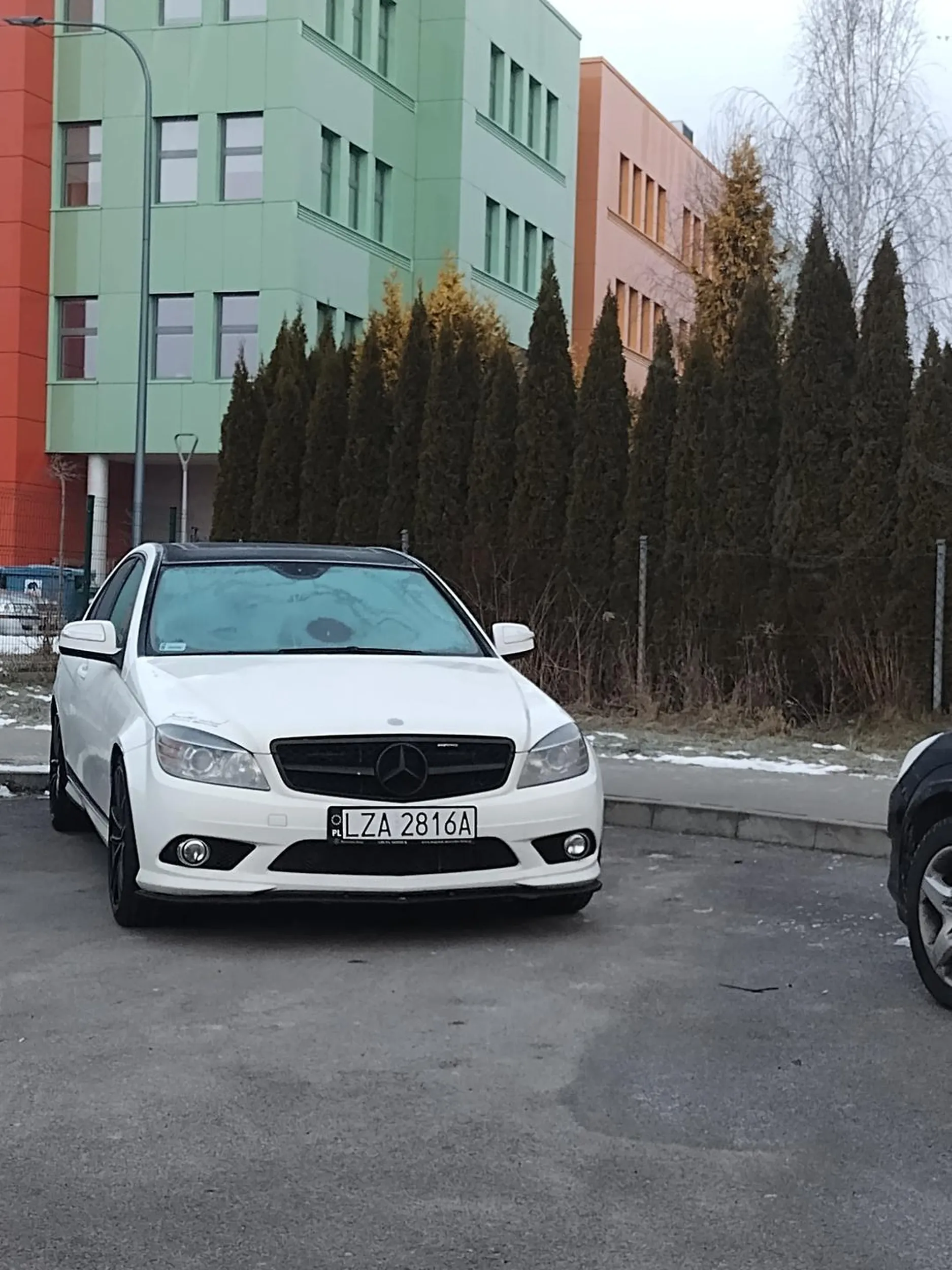 Ale jestem cwaniak?Zajmę miejsce pod szkołą jako swój darmowy parking. A rodzice niech dzieci wysadzają kilometr dalej?