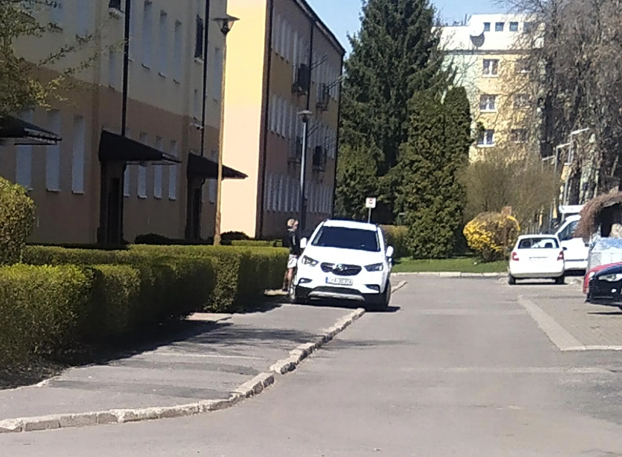 Jakim idiotą trzeba być żeby wjechać i postawić swoją kupę złomu na chodniku? Zgłoszony. Pet.