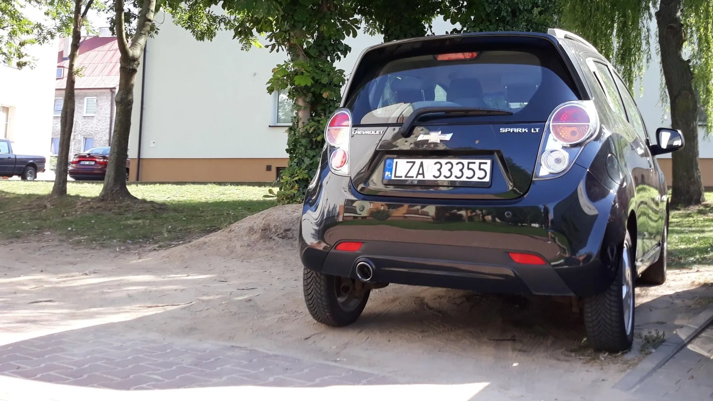 Droga pożarowa, zakaz postoju, parkowanie na trawniku.