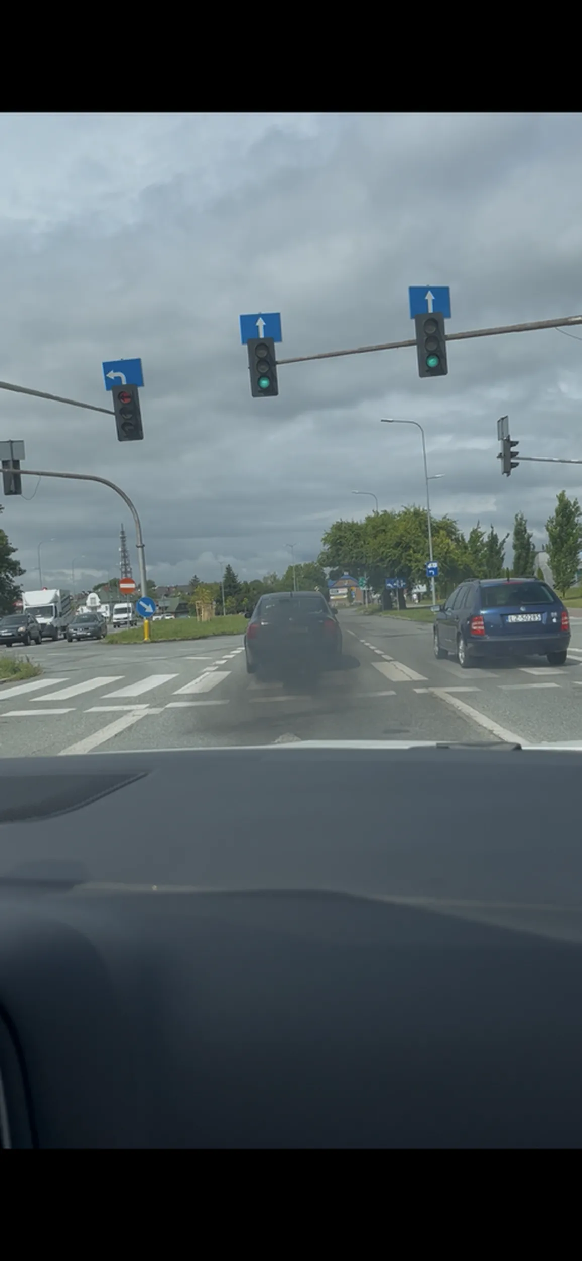 Niestety, po tym jak miałem „przyjemność” jechać za tym „samochodem” film mi się urwał, zostałem zabrany przez pogotowie i zabrany na sor. Lekarze powiedzieli że mam szczęście że przeżyłem, powiedzieli że gdybym jechał nawet metr bliżej to mogłoby dojść do tragedii. Właścicielowi pojazdu polecam zabranie pojazdu na lawecie (żeby nie truć już więcej uczestników ruchu drogowego) na złom znajdujący się na Młyńskiej.