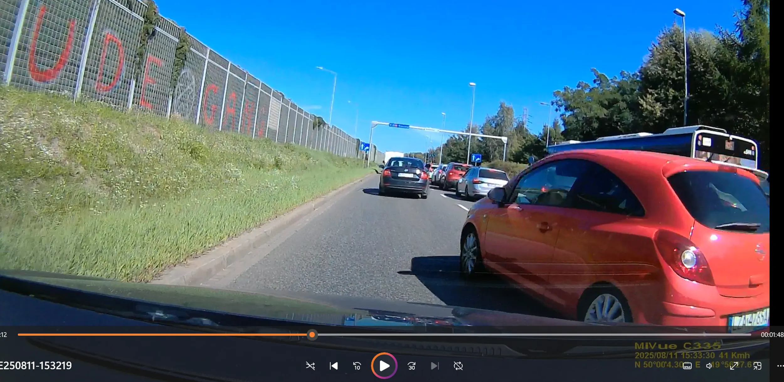 Standardowe babsko za kierownicą zagapione w telefon i nie używające kierunkowskazów. Hamskie wymuszenie powodujące awaryjne hamowanie.