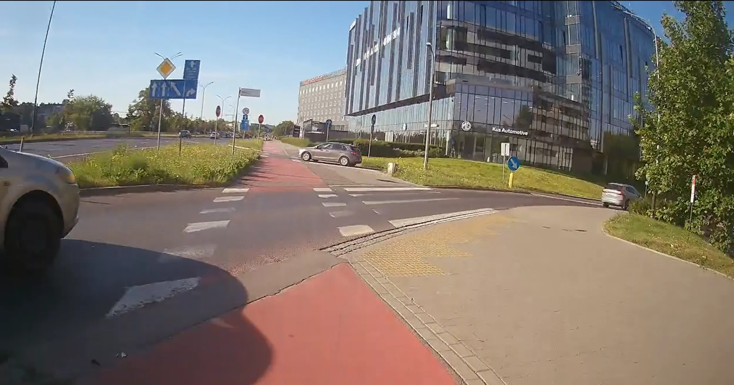 Przy skręcie w drogę poprzeczną, nie ustępuje pierwszeństwa rowerzyście jadącemu na wprost po drodze dla rowerów