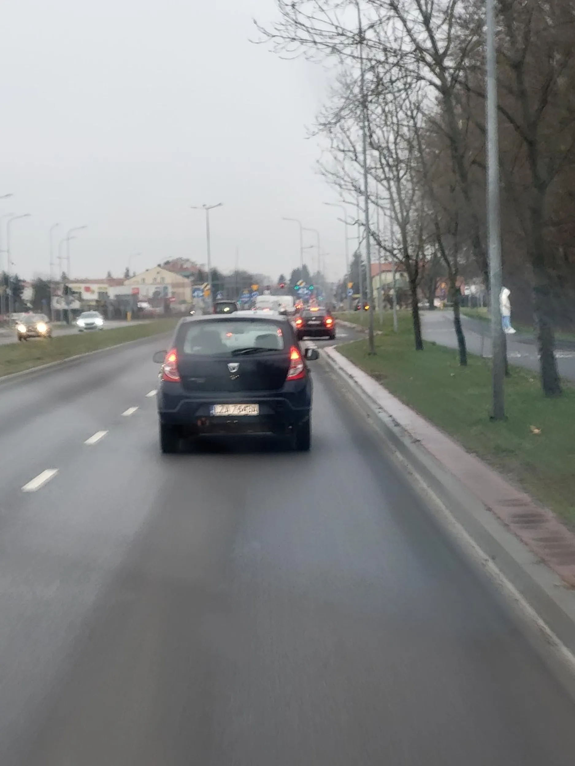 Kobieta wymusza pierwszeństwo na skrzyżowaniu i jakby nigdy nic odjeżdża