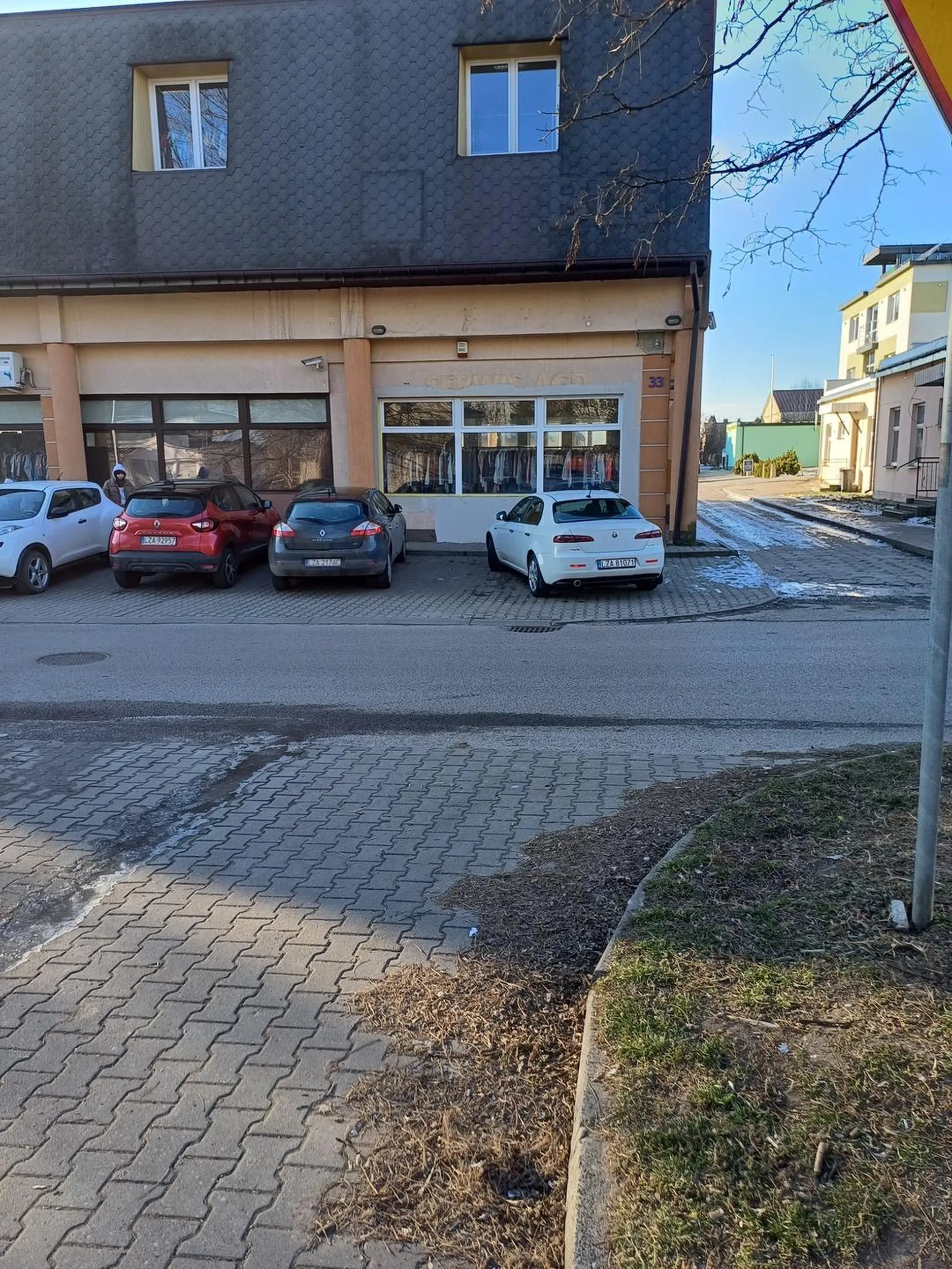 Myśli że wszystkie miejsca czekają na niego właśnie