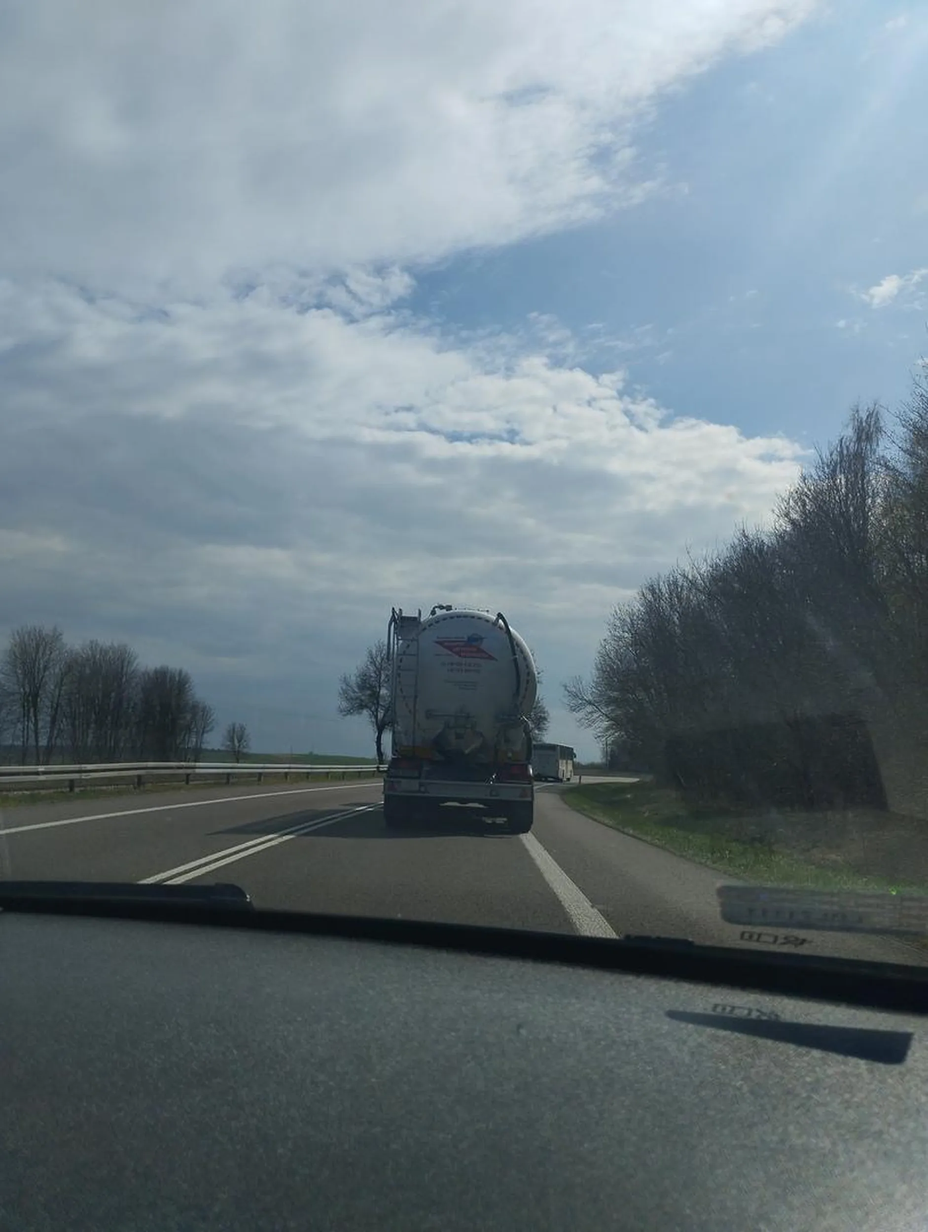 Wpycha się gdzie się da na rondzie wymusza nienormalny