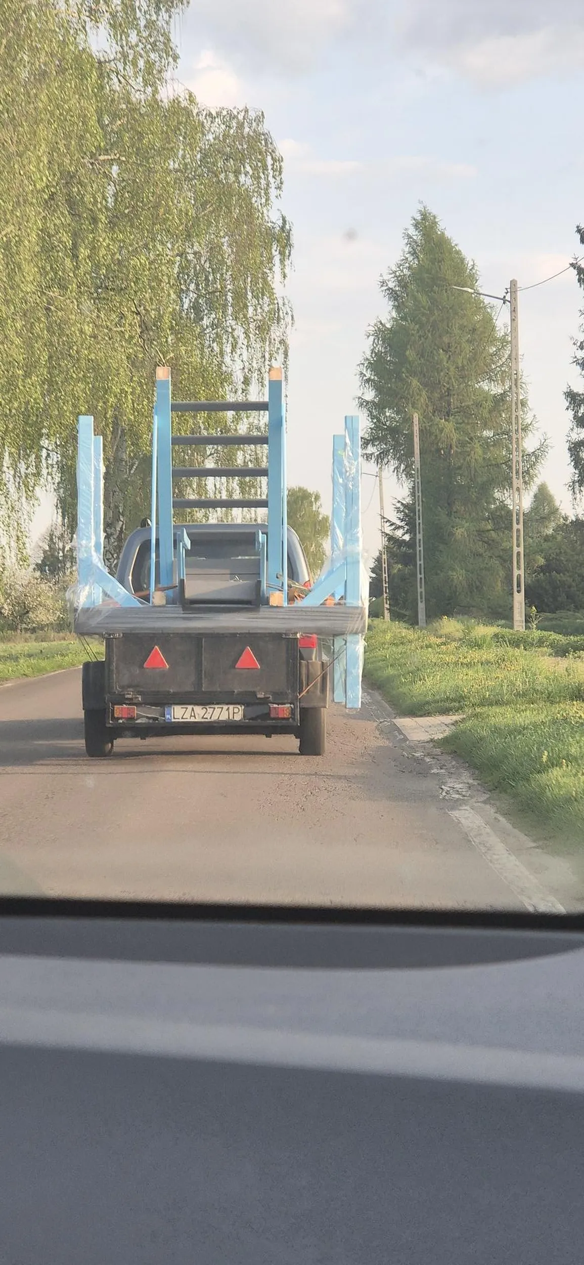 Uwaga idioci z tego samochodu są agresywni gdy próbuje się wytlumaczyć że prawie w nas wjechali zaczynają się rzucac do bicia,niebezpieczni na drodze, przewożą ładunek wystający poza ich przyczepkę i wyprzedzają nie patrząc czy zachaczą czy nie