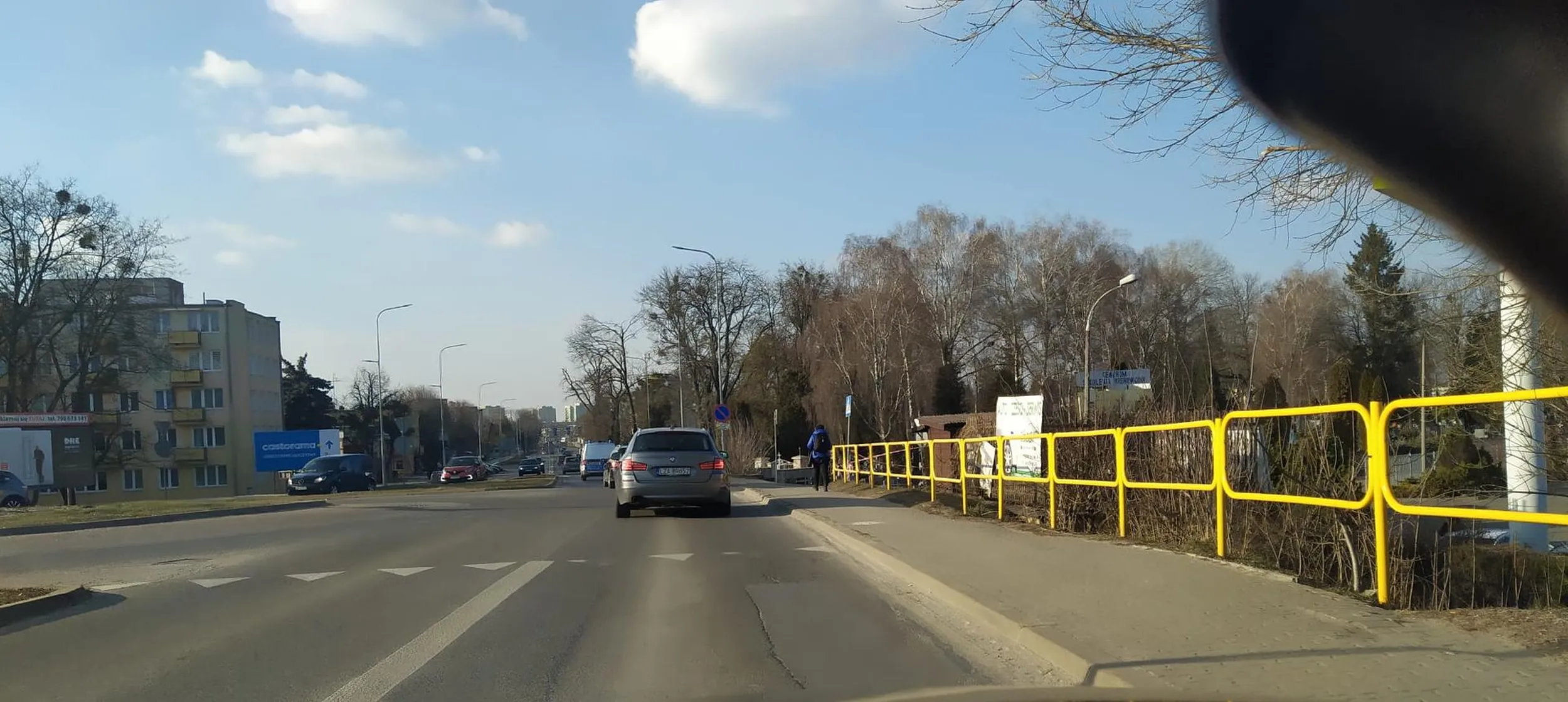 Jeździ jak po polu, wyprzedza, hamuje, ogólnie stwarza zagrożenie.