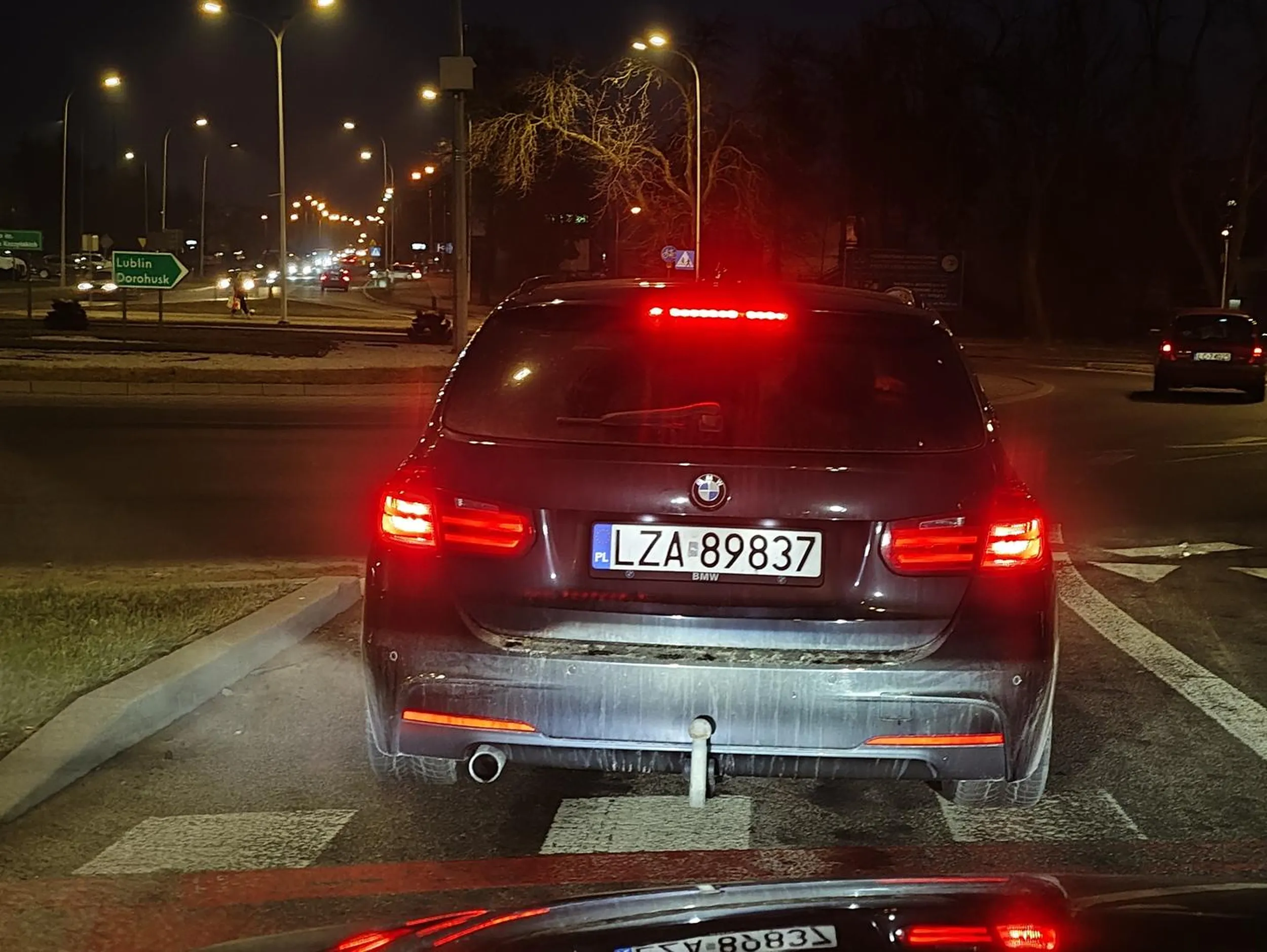 Bucu, jak wymuszasz pierwszeństwo to jedź normalnie a nie tamujesz ruch. Czego nie rozumiesz?