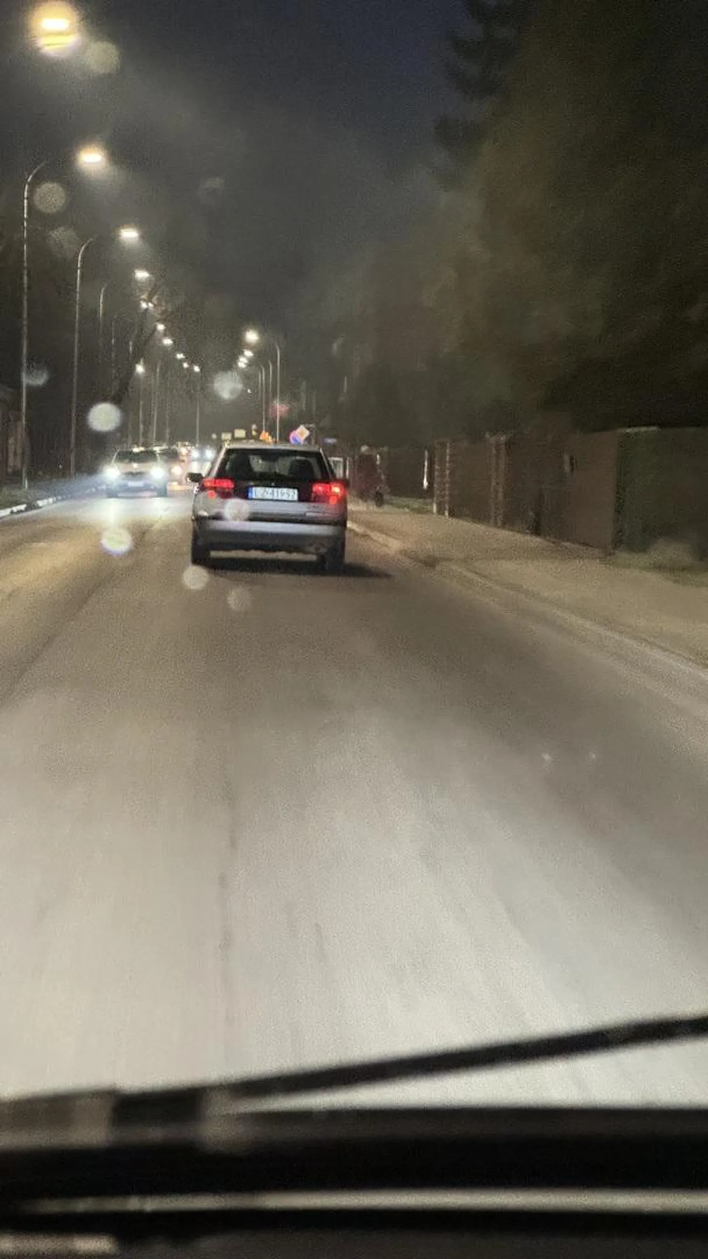 Dziadek, ogarnij sobie światła stop! ŻADNE NIE DZIAŁA!!! Inni, trzymajcie dystans jadąc za tym Volvo