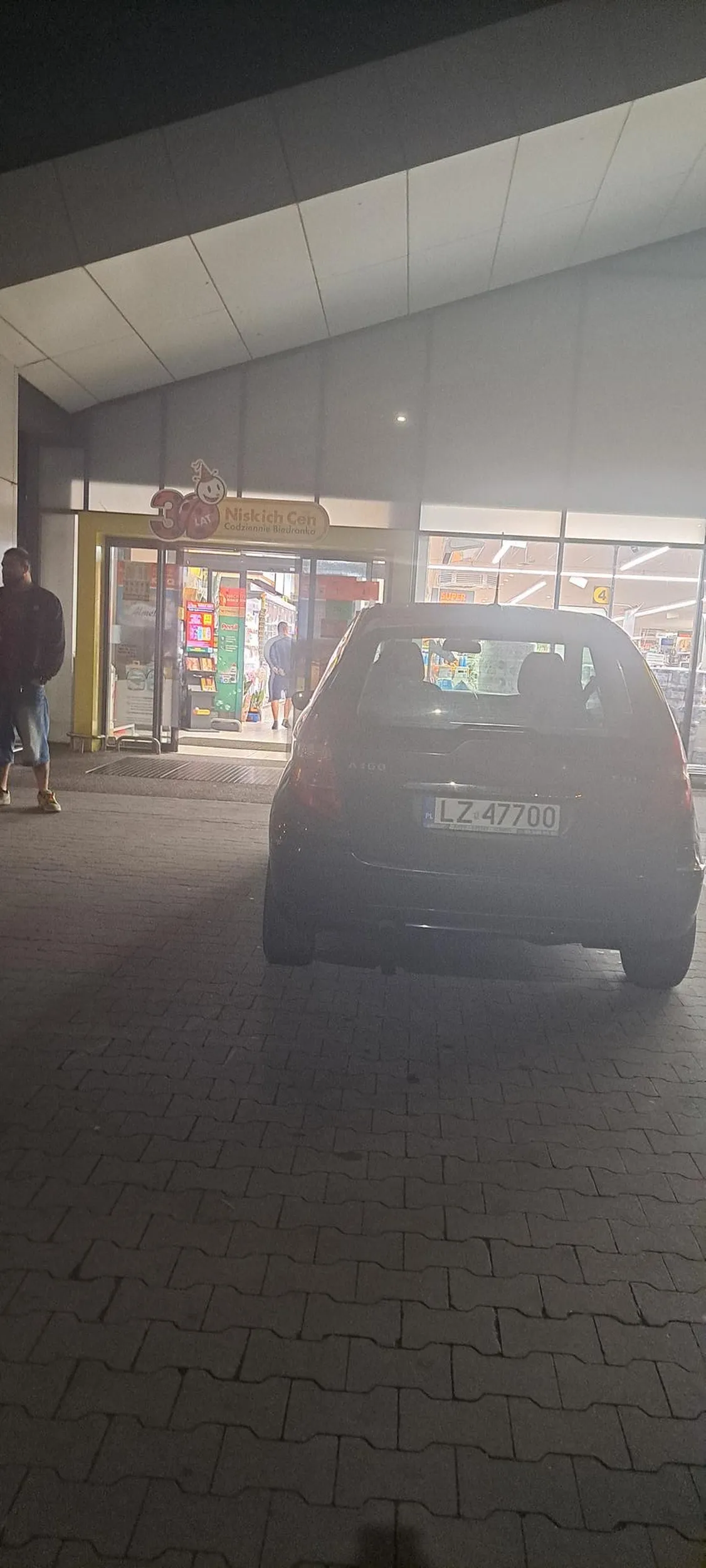 Szkoda że do środka nie wjechałeś tam nie ma miejsca do parkowania