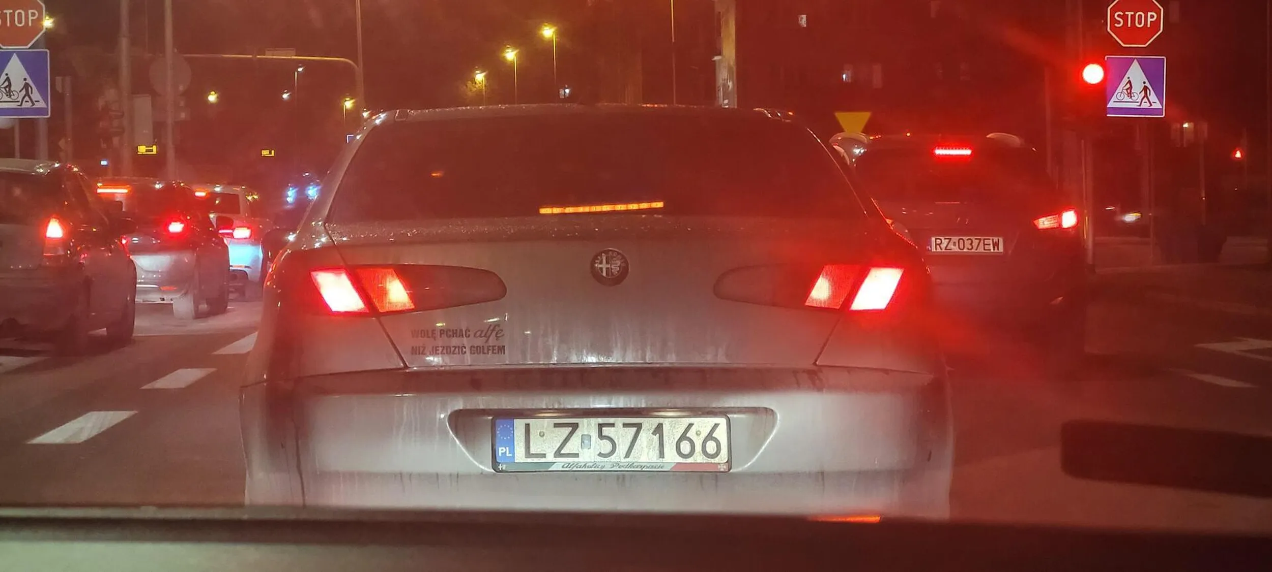 Kolego, golfa to ty szanuj, bo się możesz na światłach zdziwić (na przykład gdy w golfie walnie wahacz, a w alfie tłok wyskoczy bokiem). Pozdrawiam