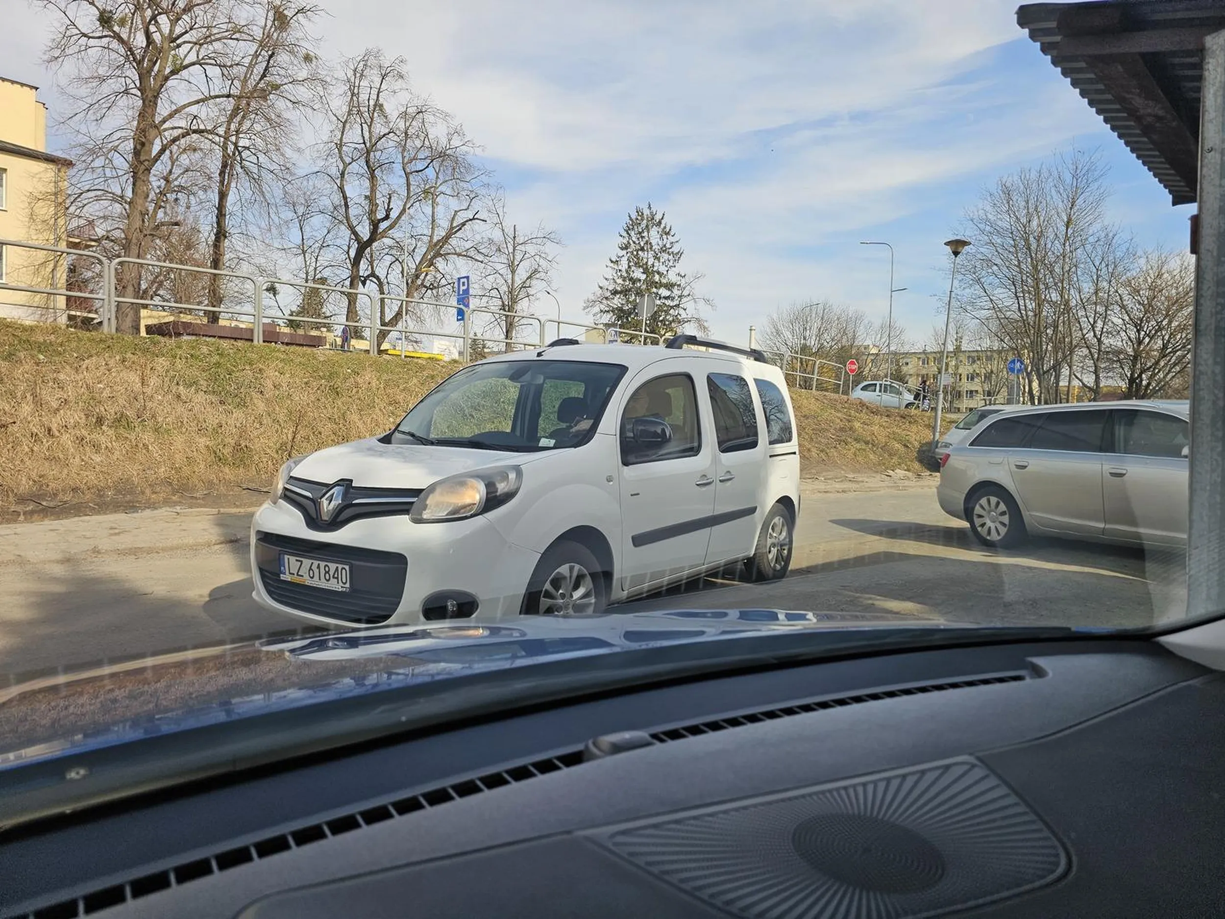 Zastawił moj samochod pomimo mnostwa wolnych miejsc i poszedł do bloku, to chyba jakis monter, bo byl w roboczym . Trabiłem z 5 minut, w koncu laskawie przyszedl, ale zamiast przeprosić, na moją uwagę, ze tak sie nie robi, to kazał mi spierd@lać, rzucił jeszcze pare bluzgów i odjechał.