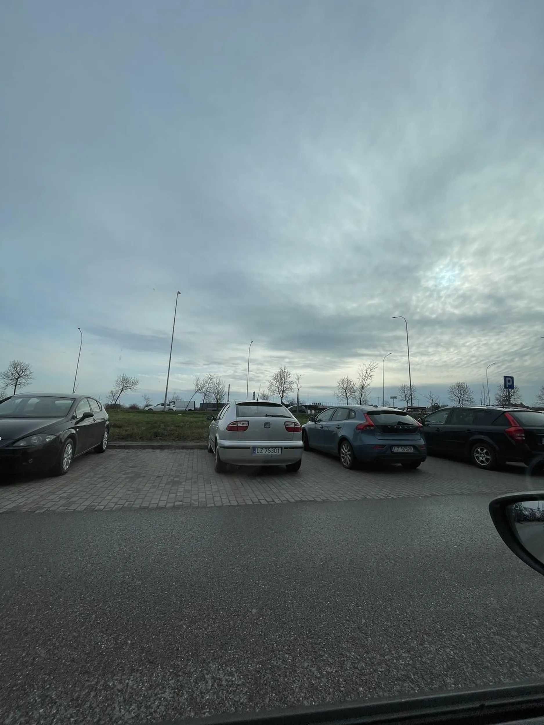 Polecam lekcje parkowania, spore problemy masz z tym.