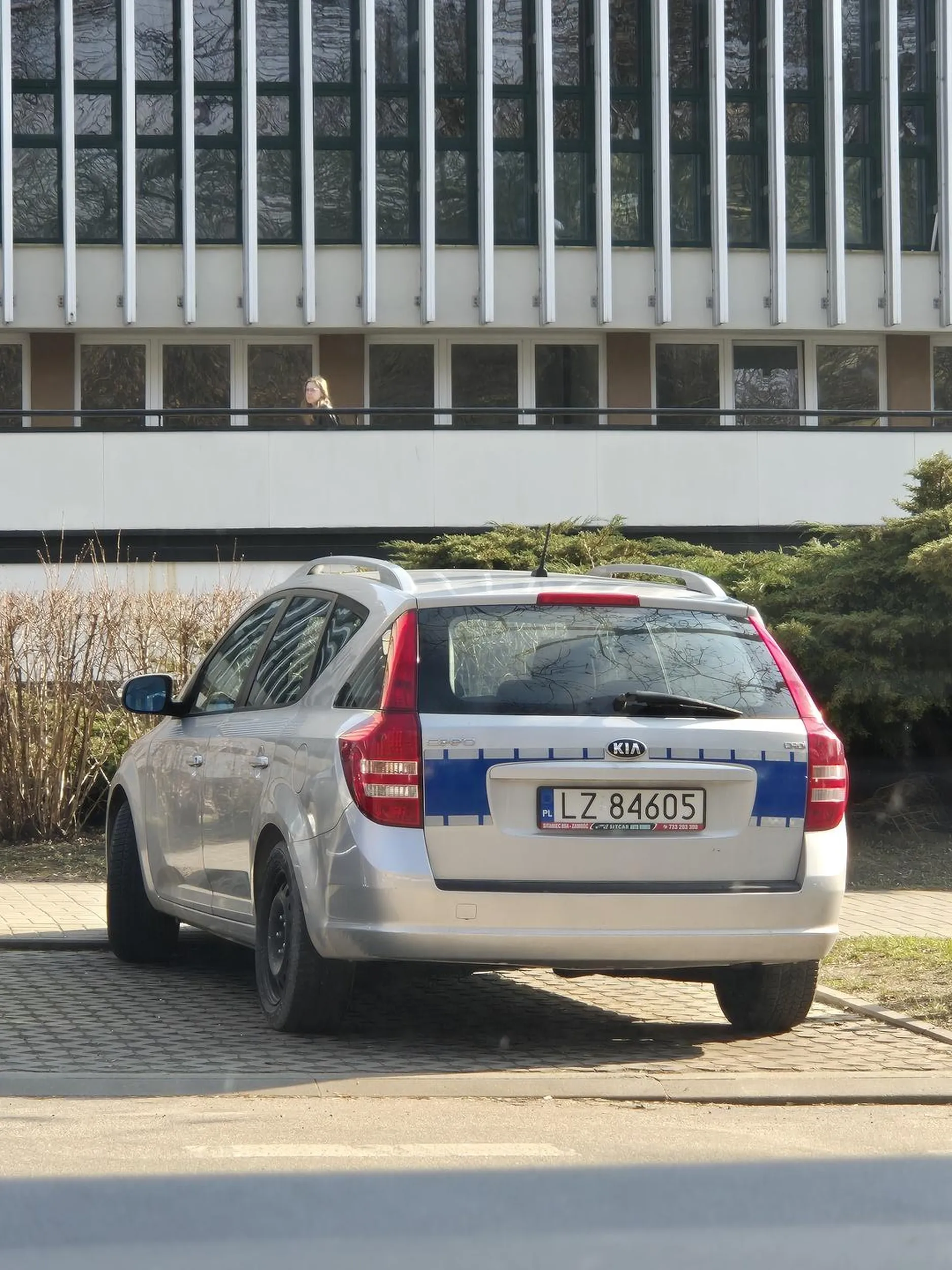 Pajac okleił sobie auto jak radiowóz/kupił stary radiowóz i nie zdjął okleiny i prowokuje ludzi. Jechałem za nim na trasie, to jak dużo było niebezpiecznych awaryjnych hamowań przez jego prowokację to jest jakiś żart