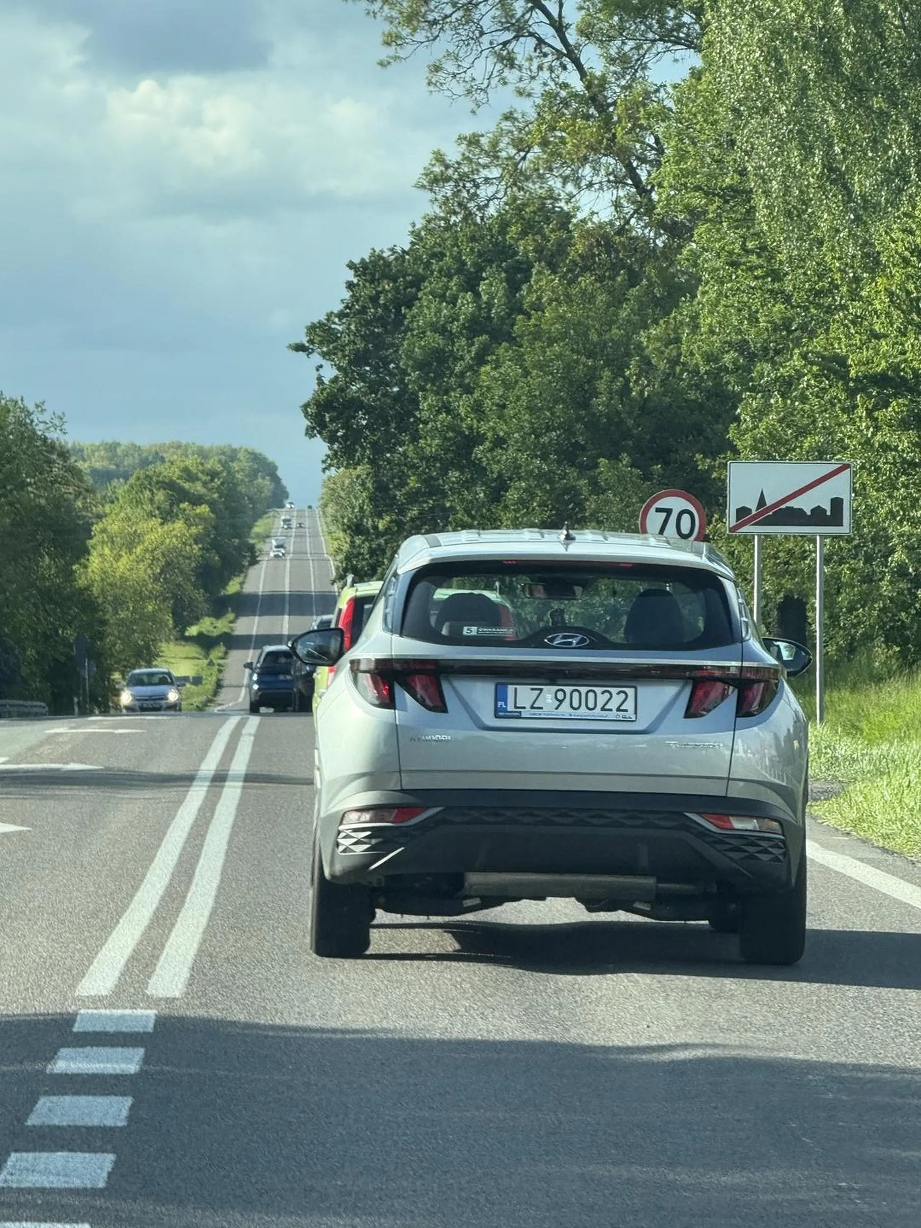 Lump wyrzuca śmieci przez okno