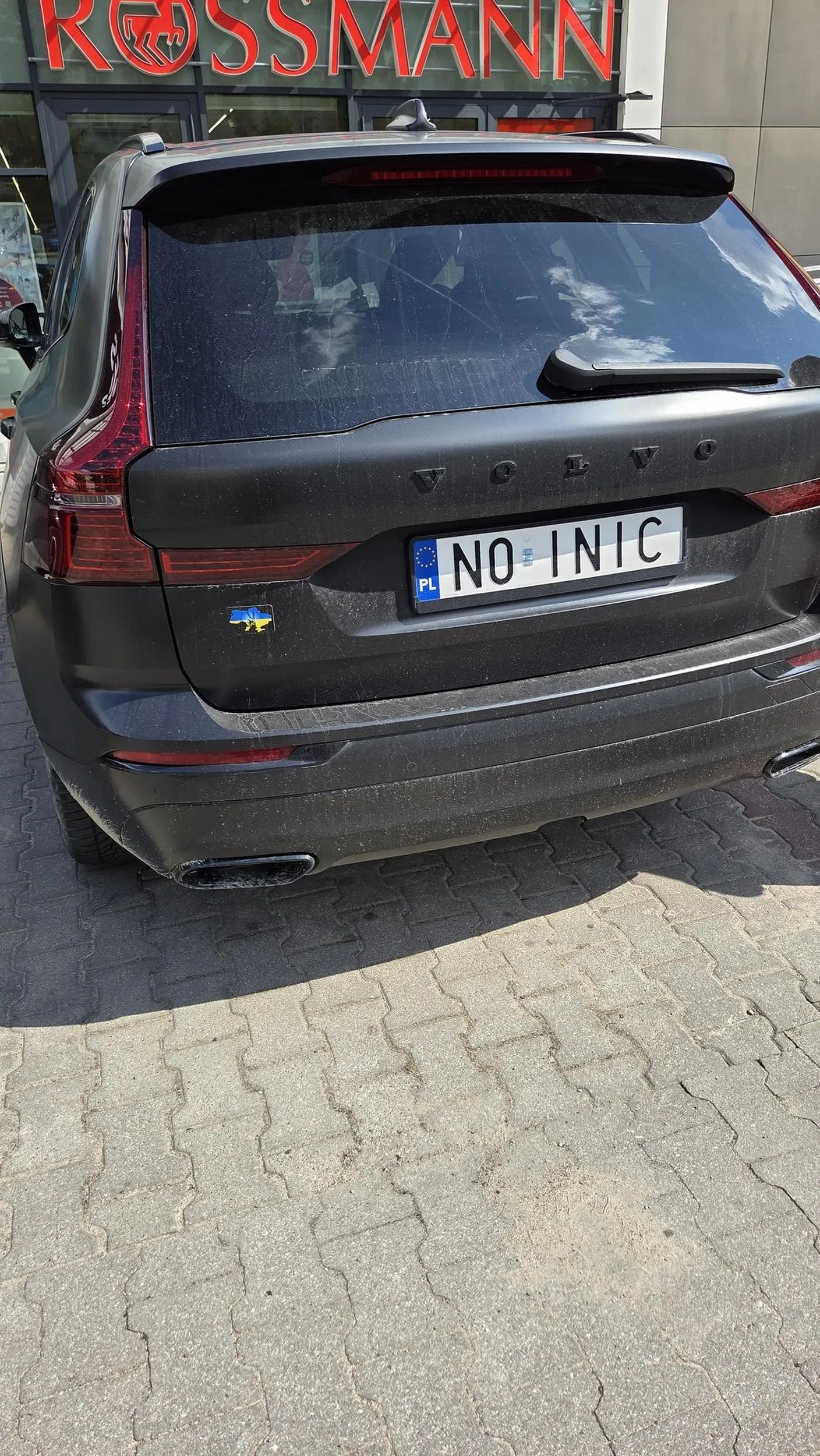 Auto i rejestracja cudna, gdyby nie ta naklejka