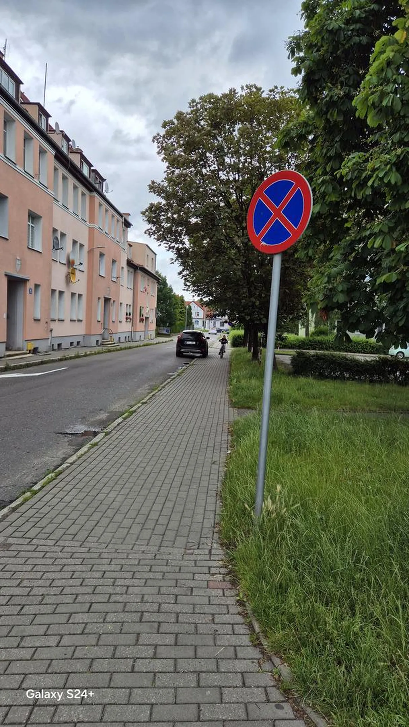 Zaparkowała w miejscu zakazu parkowania zaraz za skrzyżowaniem. Stoje juz 30 min i dalej samochód stoi. Godz zaparkowania około 11 50