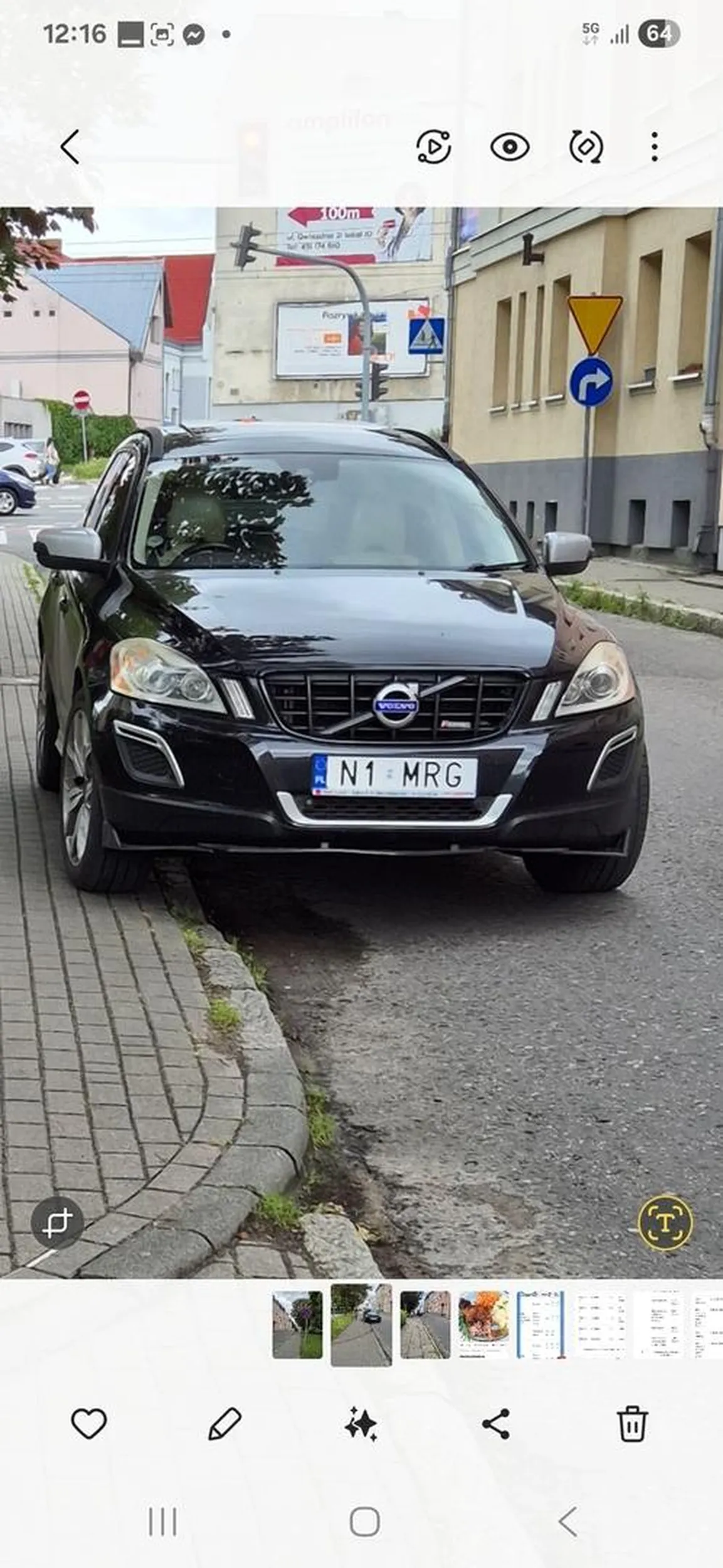 Zaparkowała w miejscu zakazu parkowania zaraz za skrzyżowaniem. Stoje juz 30 min i dalej samochód stoi. Godz zaparkowania około 11 50