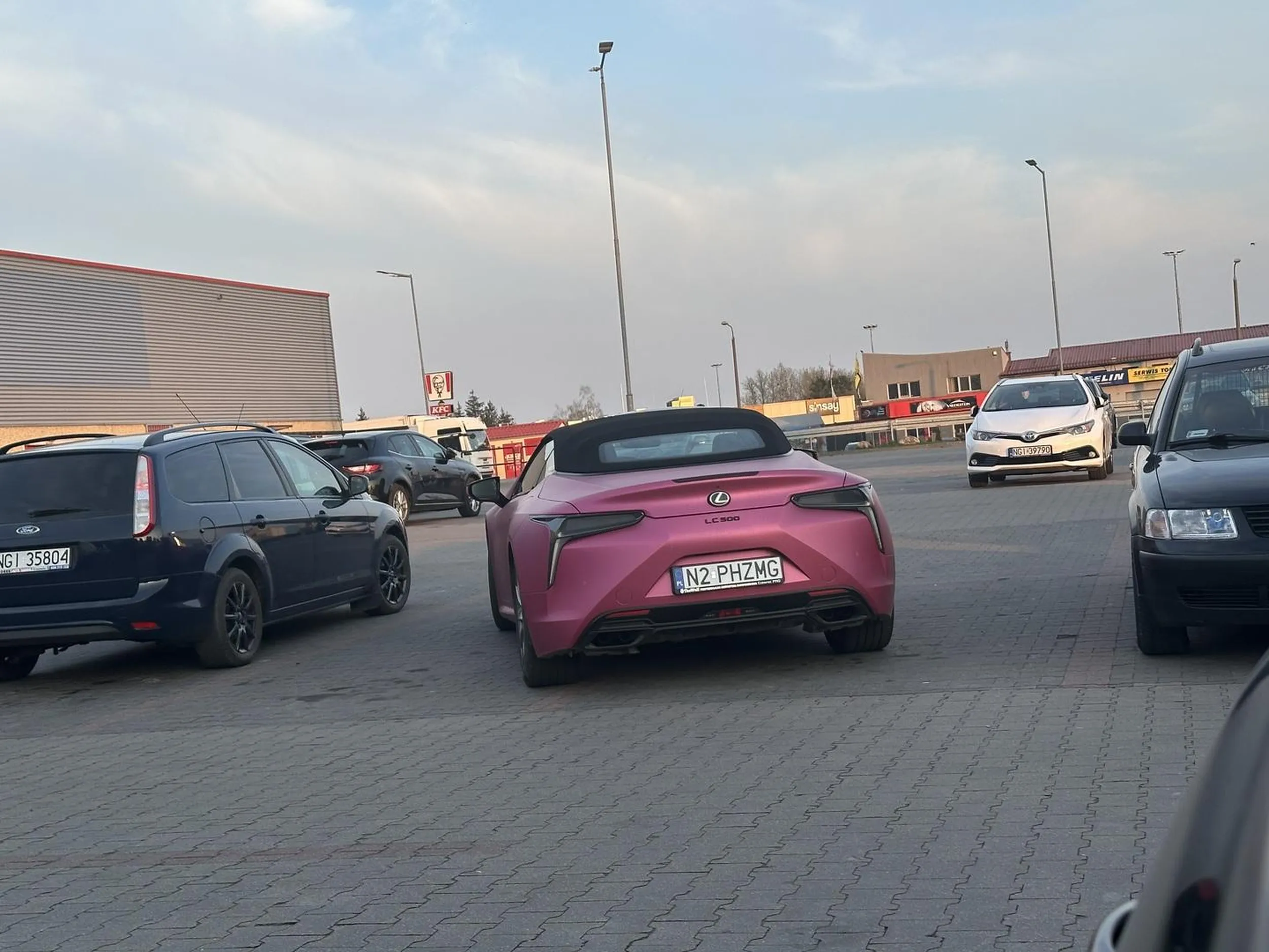 To że parking prawie pusty nie znaczy że cały należy do ciebie