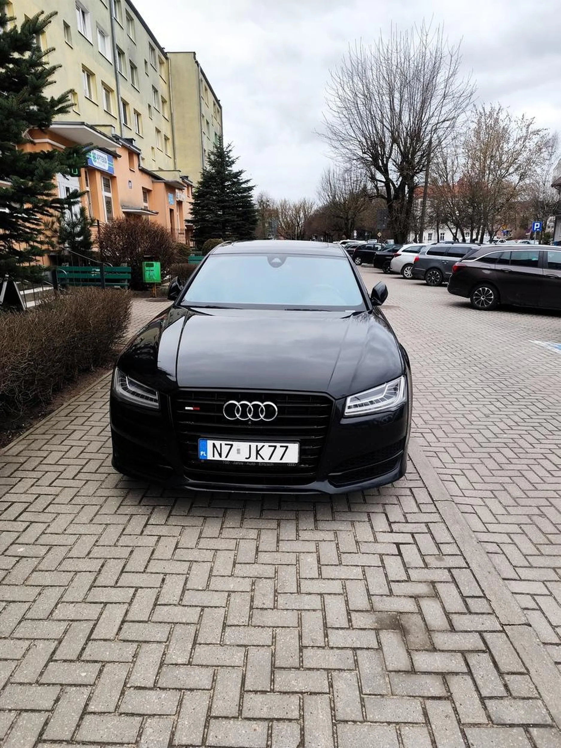 Nieodpowiednie parkowanie na chodniku.