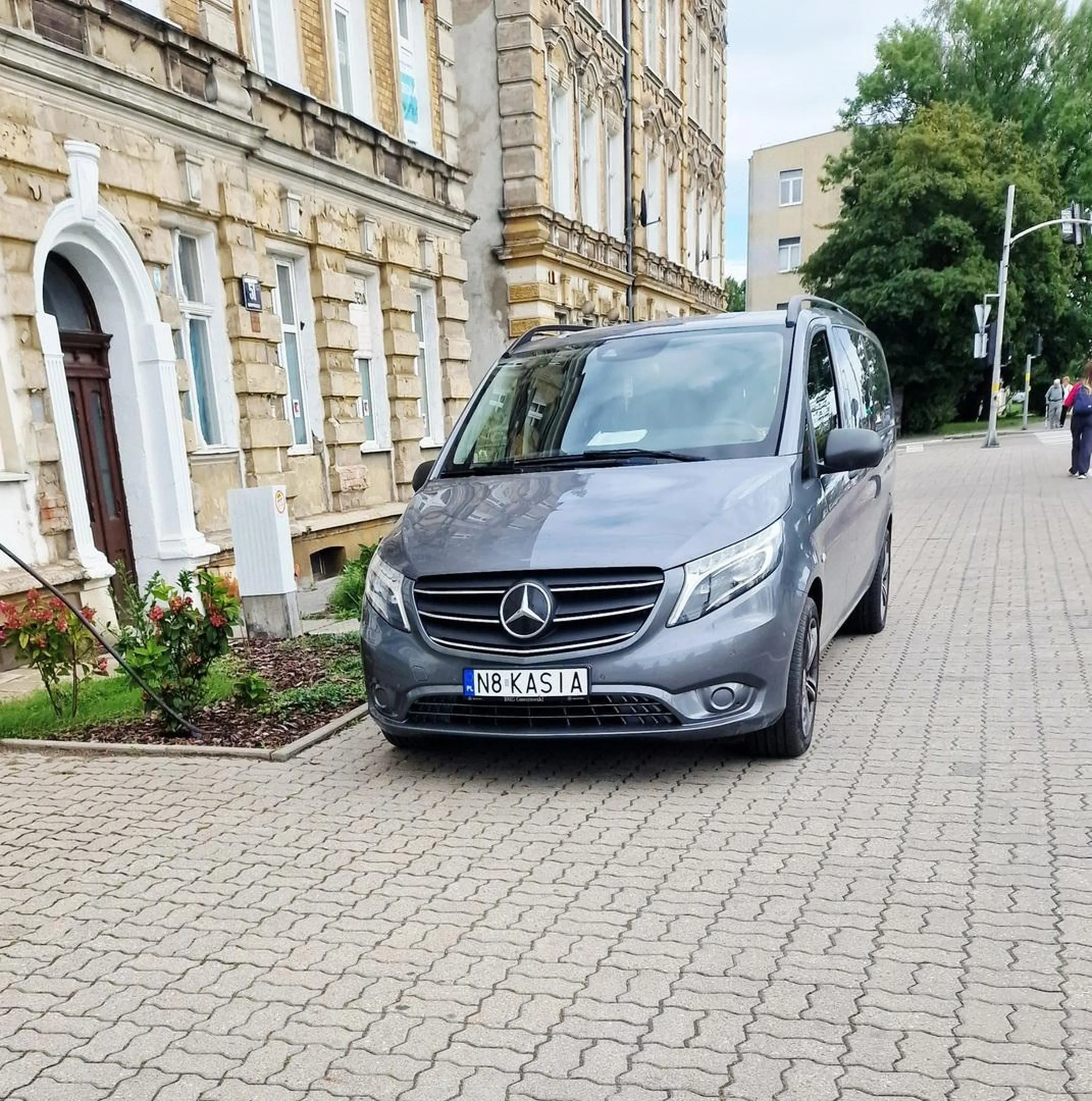 Na ul. Grunwaldzka koło chotelu sowa wjechała na chodnik w zdłusz i zaparkowała a wjeżdżają zrobiła na staruszkę na chodniku by ustopiła jej chodnik to szok a nie kietowca