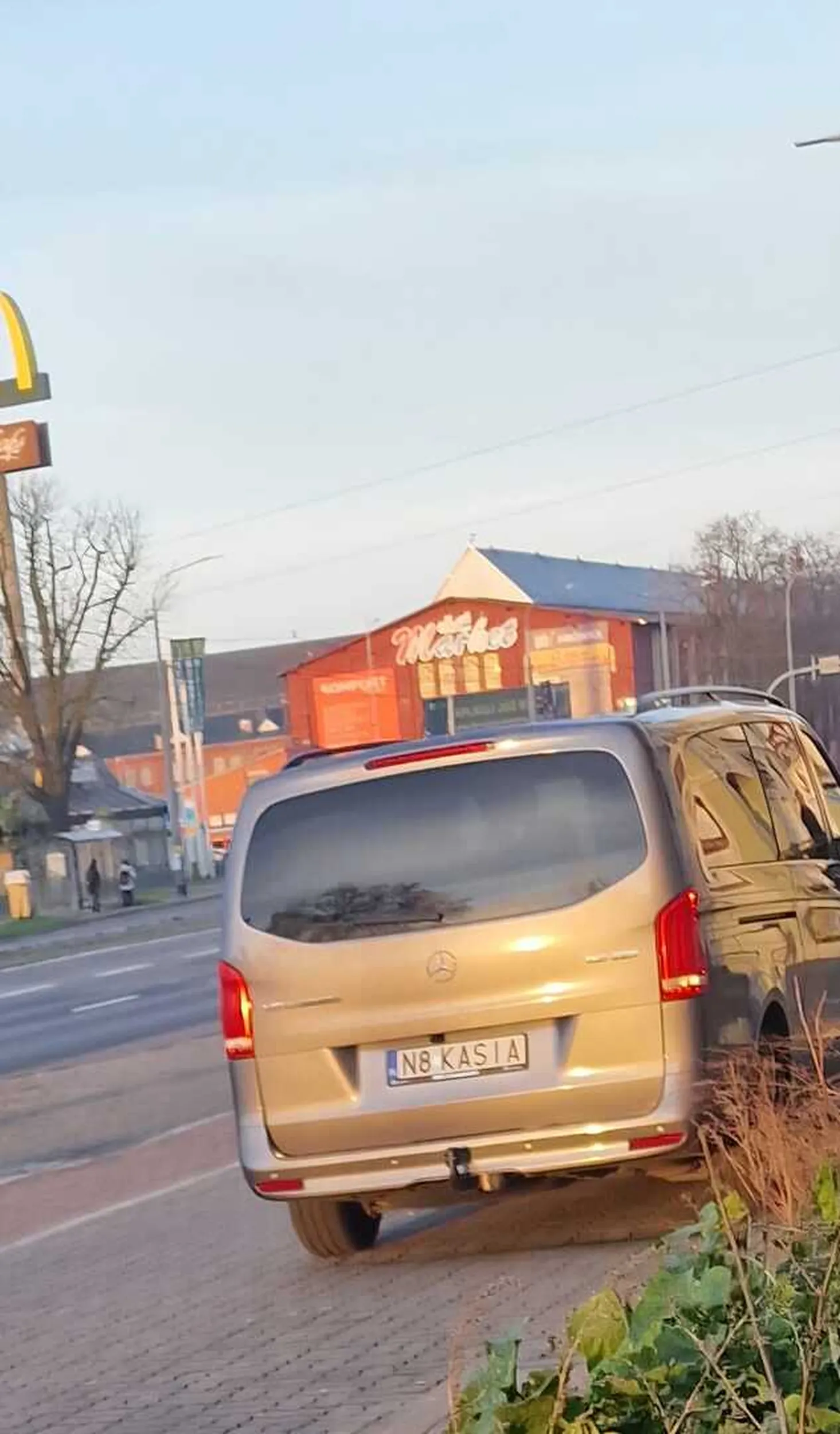 Jest bardzo Agresywny wiedza na chodnik trąbi na pieszych jest panem chodnika strach podejść do niego prawo jazdy nie wiadomo skąd ma jak zobaczycie ten samochód uciekajcie z chodnika .