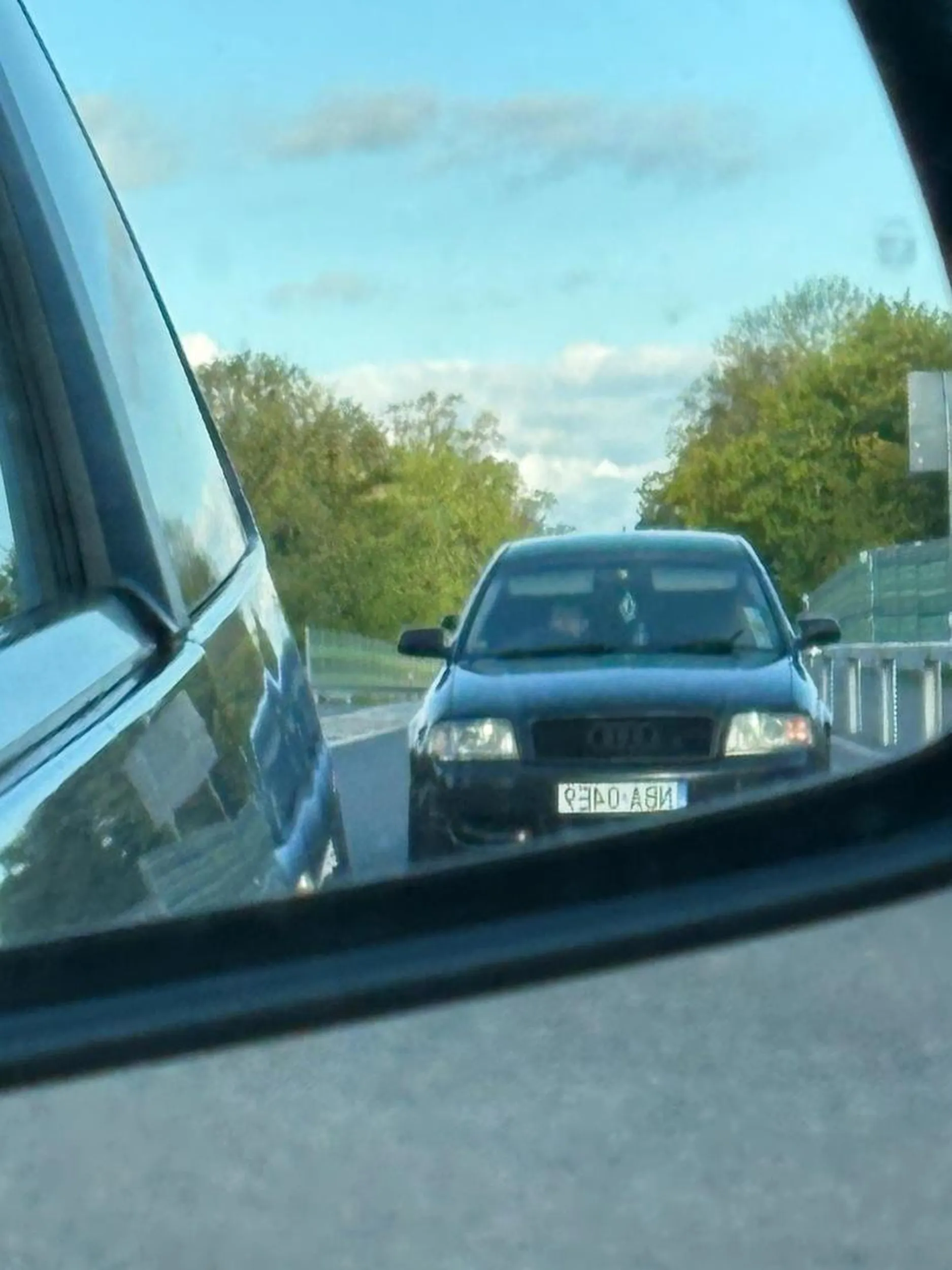 Kopci śmierdzi i się wlecze A jak wyprzedzisz to nagle siedzi na dupie