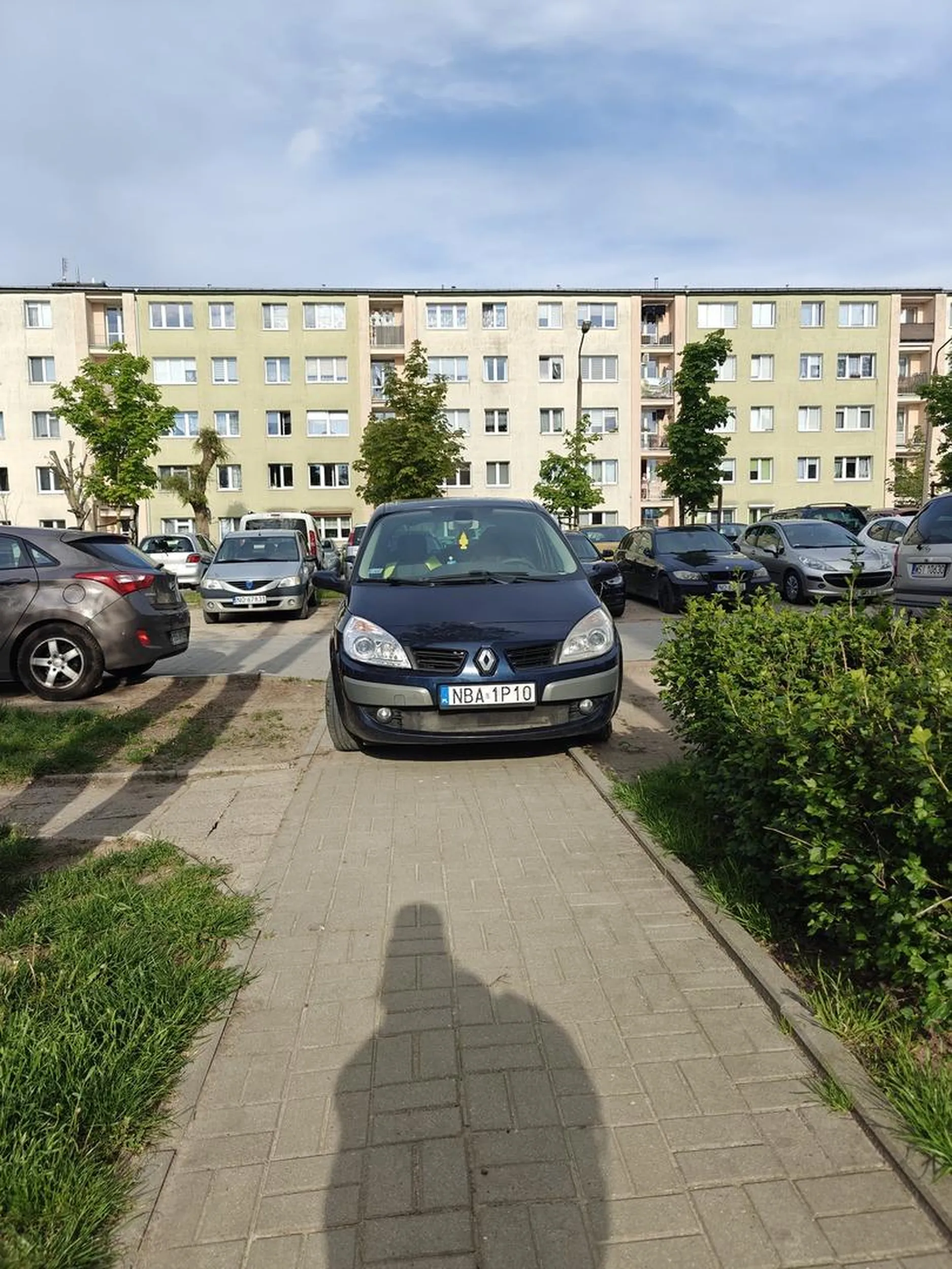 Może do klatki schodowej wjedziesz ? Osoby starsze i dzieci nie mogą przejsć.