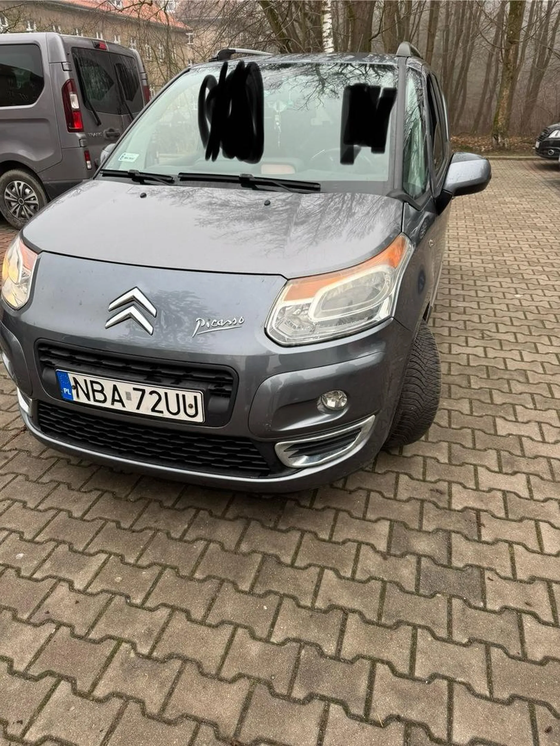 Jeździ bez żarówek.