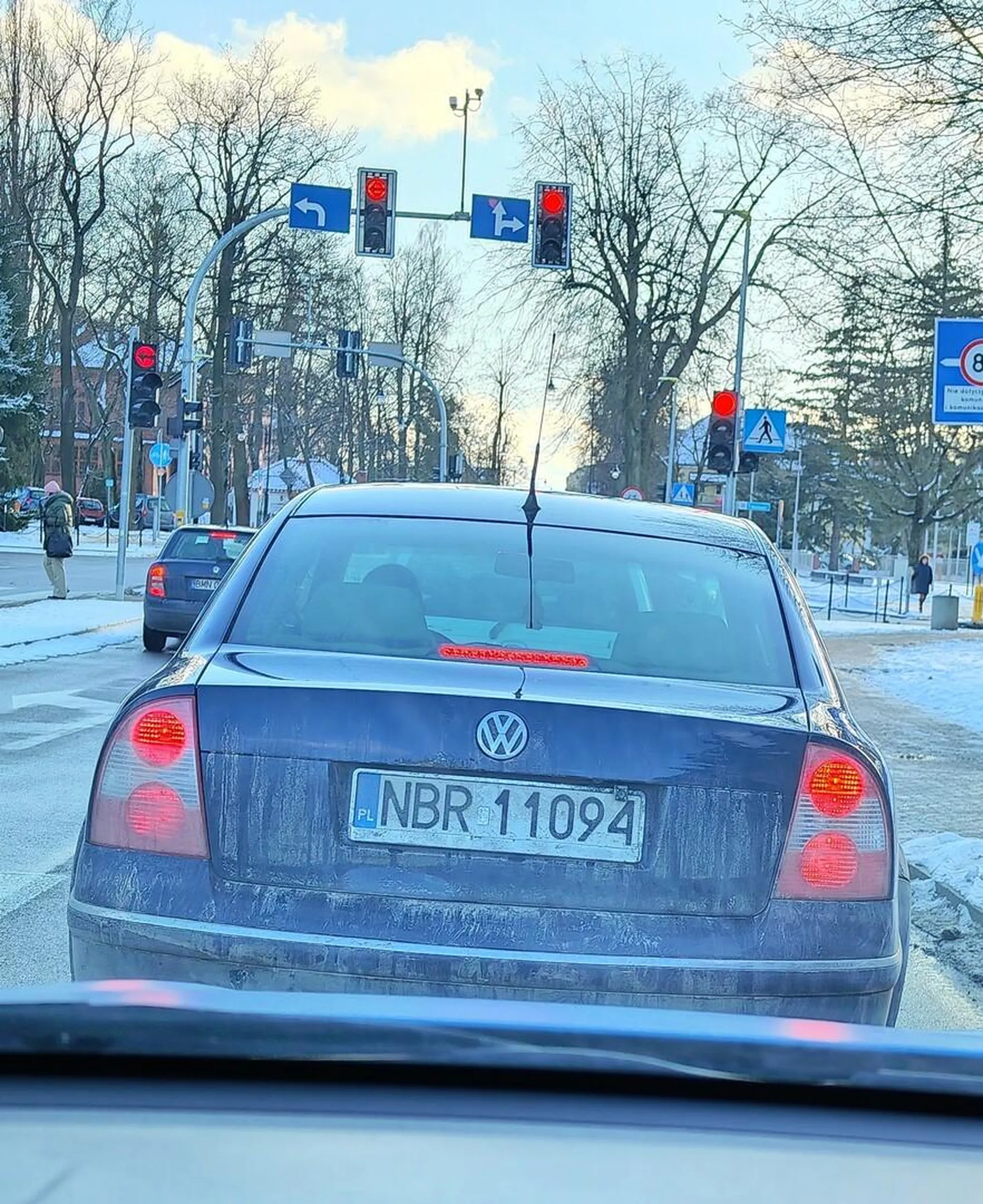 Warczy dziurawym  wydechem,toczy się 30 przez miasto, nie wie co to suwak i rzuca pety za okno, taki kulturalny...