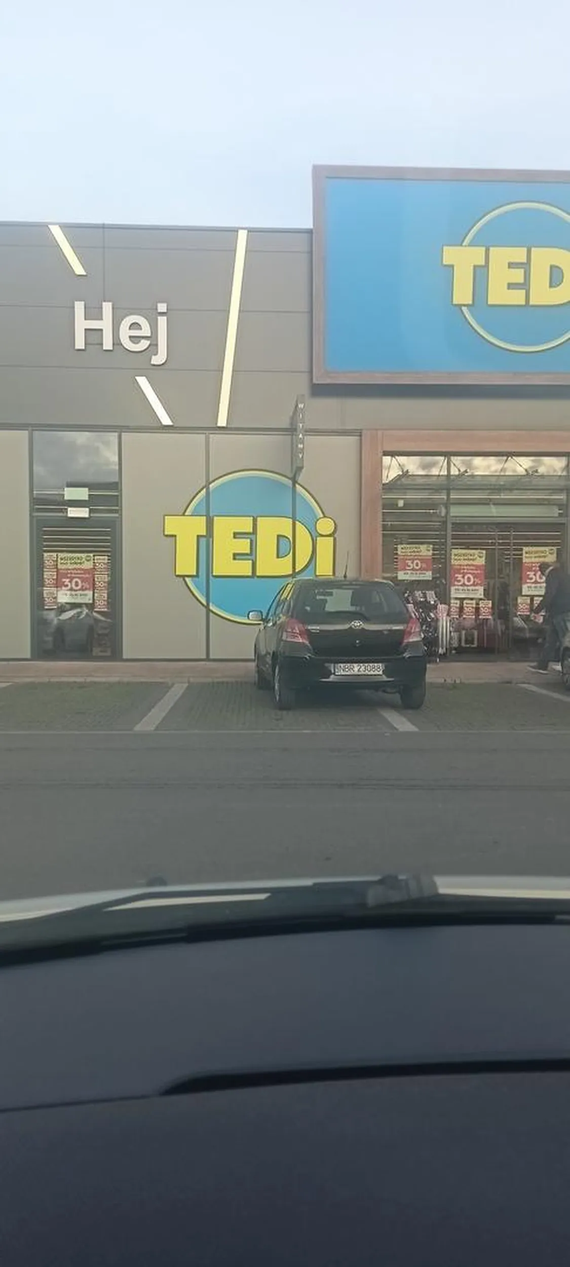 Parkowanie w liniach takie trudne? Przyjechał do Elbląga wsiok i nie potrafi się dostosować. Współczuję.