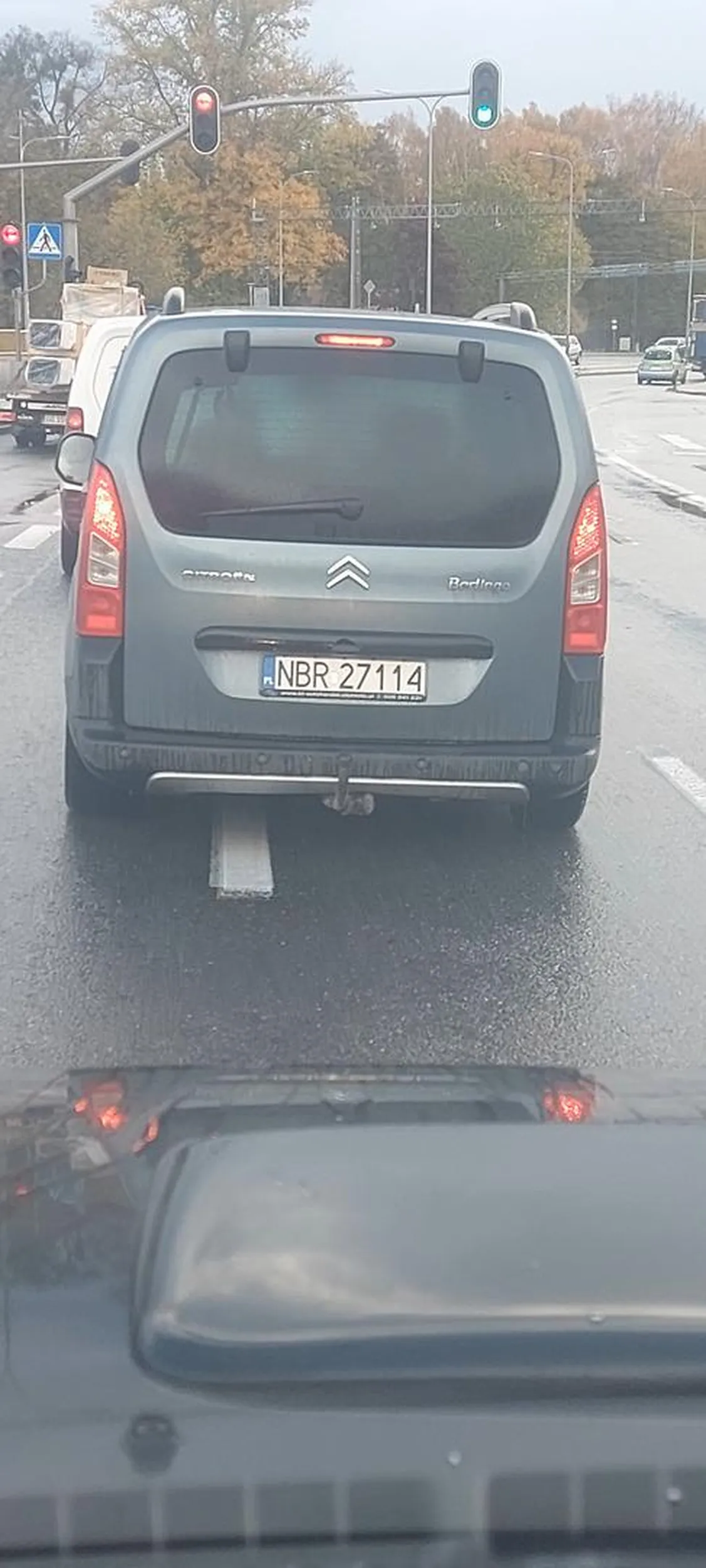 Wyprzedza w mieście na skrzyżowaniu pasem do lewoskretu i jedzie prosto cały czas poganiając długimi światłami innych kierowców bo 50km/h w terenie zabudowanym mu za mało