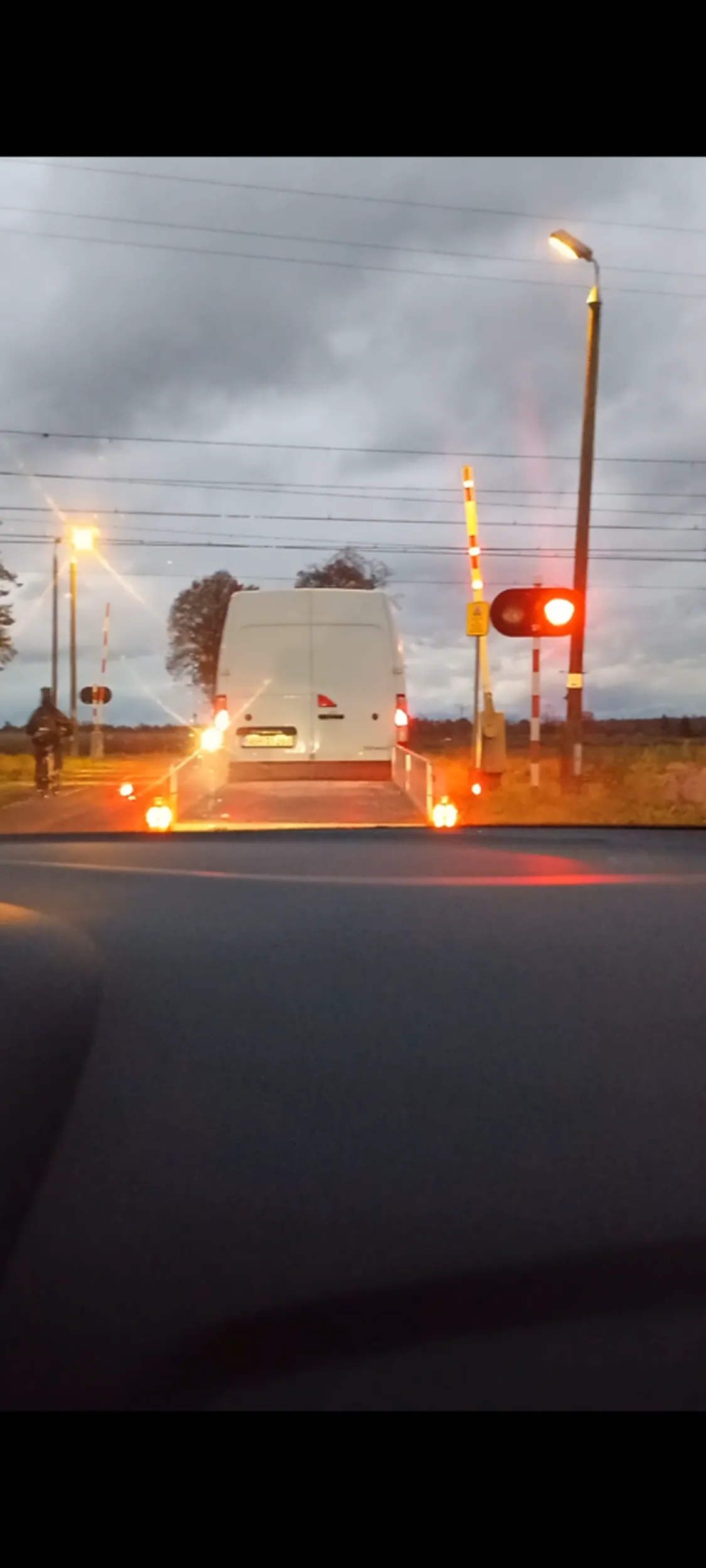 Rusza na czerwonym świetle na przejeździe kolejowym, Tak wgl światła z naczepce to disco polo miały