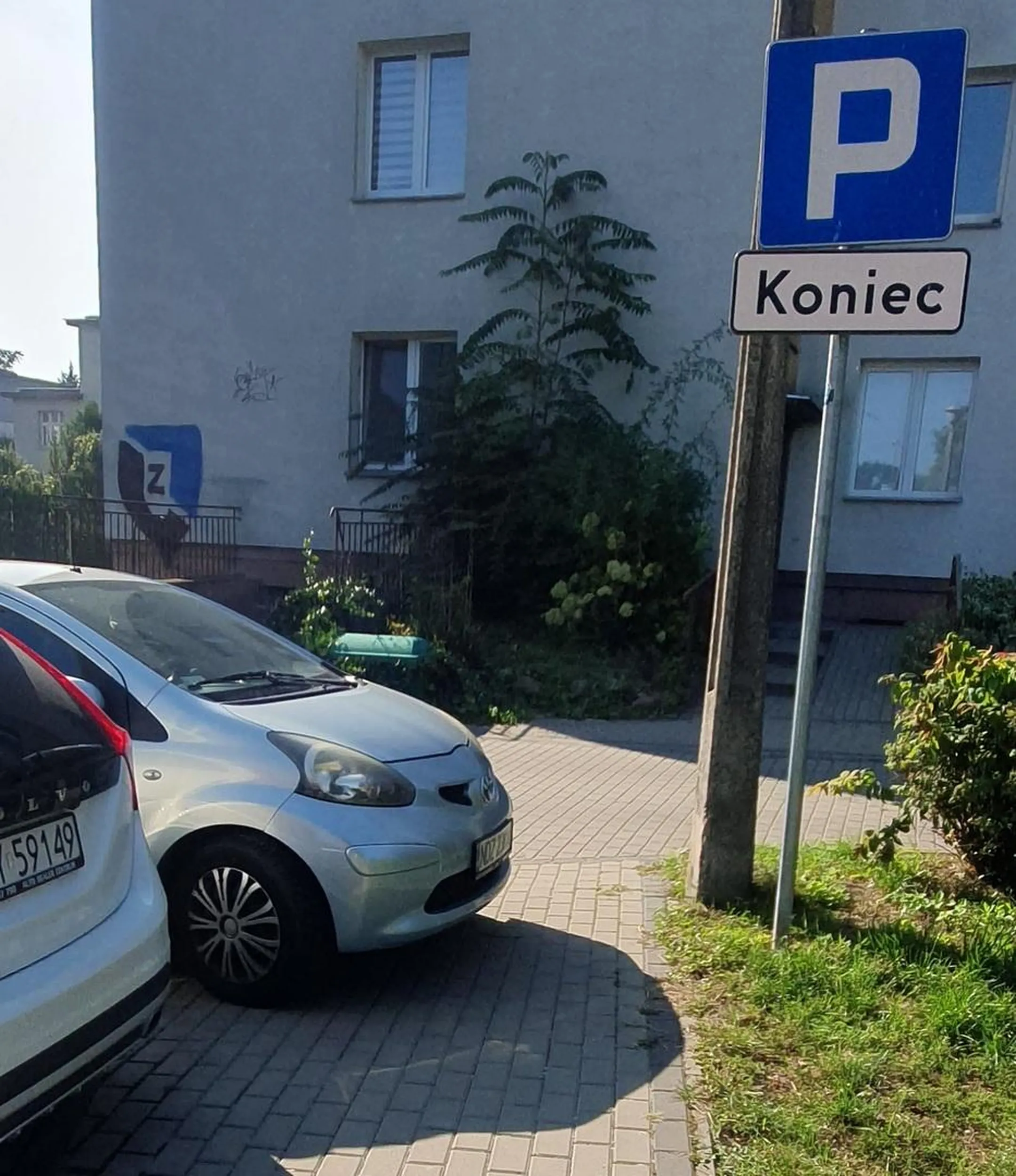 Proponuje nauczyc się parkować, chwile temu starsza pani na wózku nie mogła przejechać