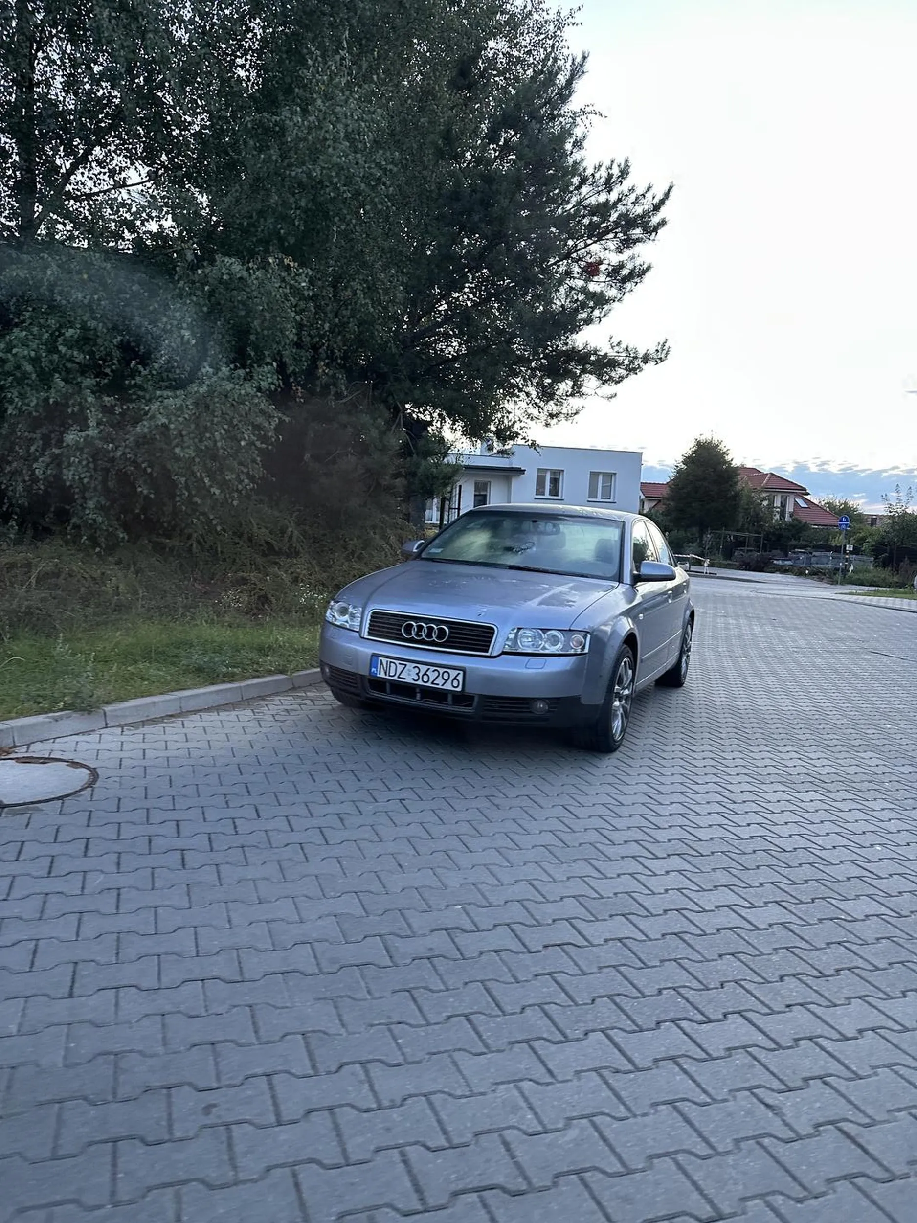 Kierowca parkuje samochód na środku skrzyżowania, w dodatku w strefie zamieszkania. Naucz się parkować, stwarzasz realne zagrożenie kolizji. Nie musisz widzieć swojego samochodu z okna swojego mieszkania. Uwierz mi, nie jest tyle wart żeby ktoś Ci go okradł. Parkuj tak jak inni. W strefie zamieszkania dopuszczalne jest jedynie parkowanie w miejscach do tego wyznaczonych. PS. Sprawa wysłana do odpowiednich organów